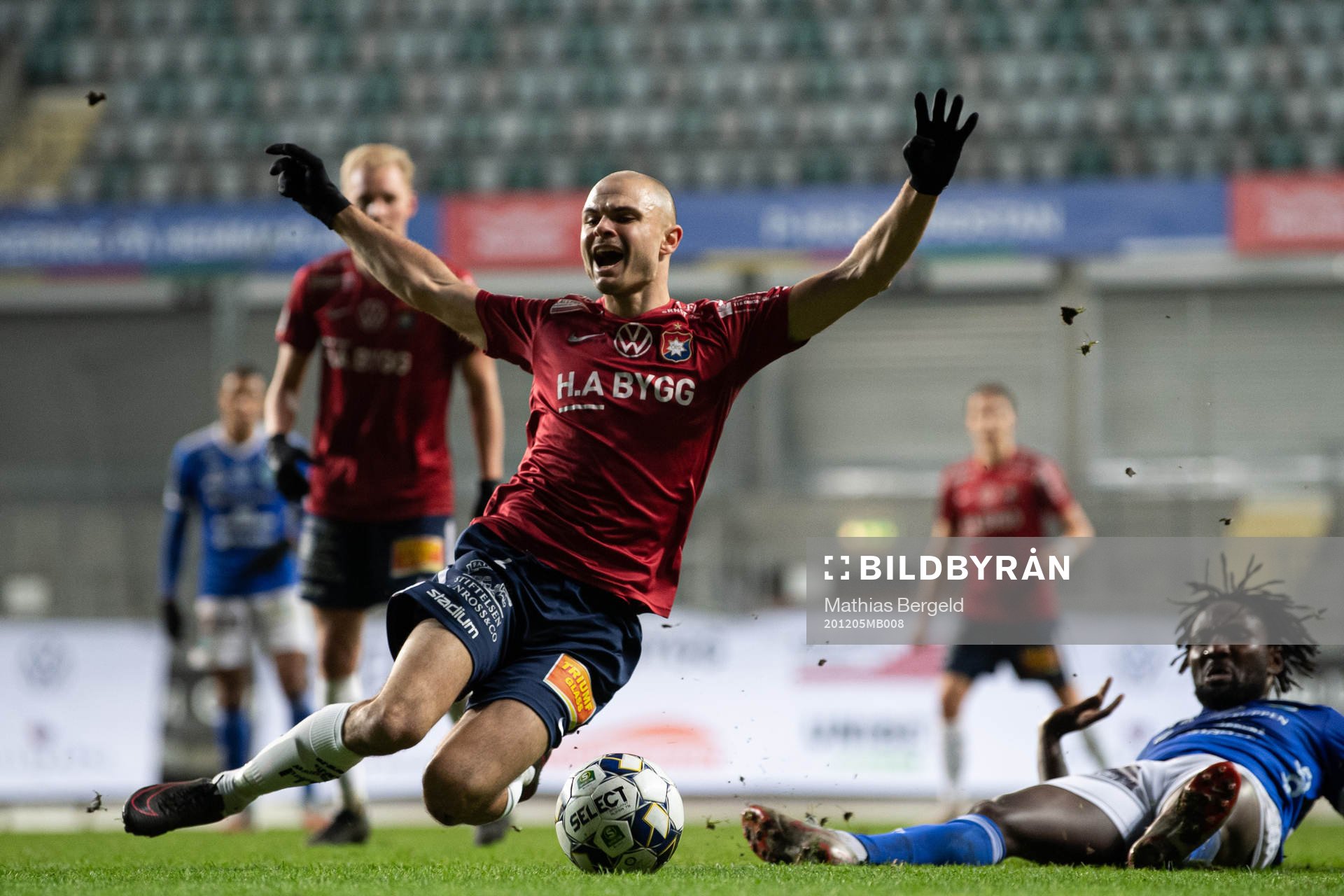Örgrytes Hannes Sahlin och Umeås Emmanuel Yeboah under fotbollsmatchen i Superettan mellan Örgryte och Umeå FC den 5 december 2020 i Göteborg.