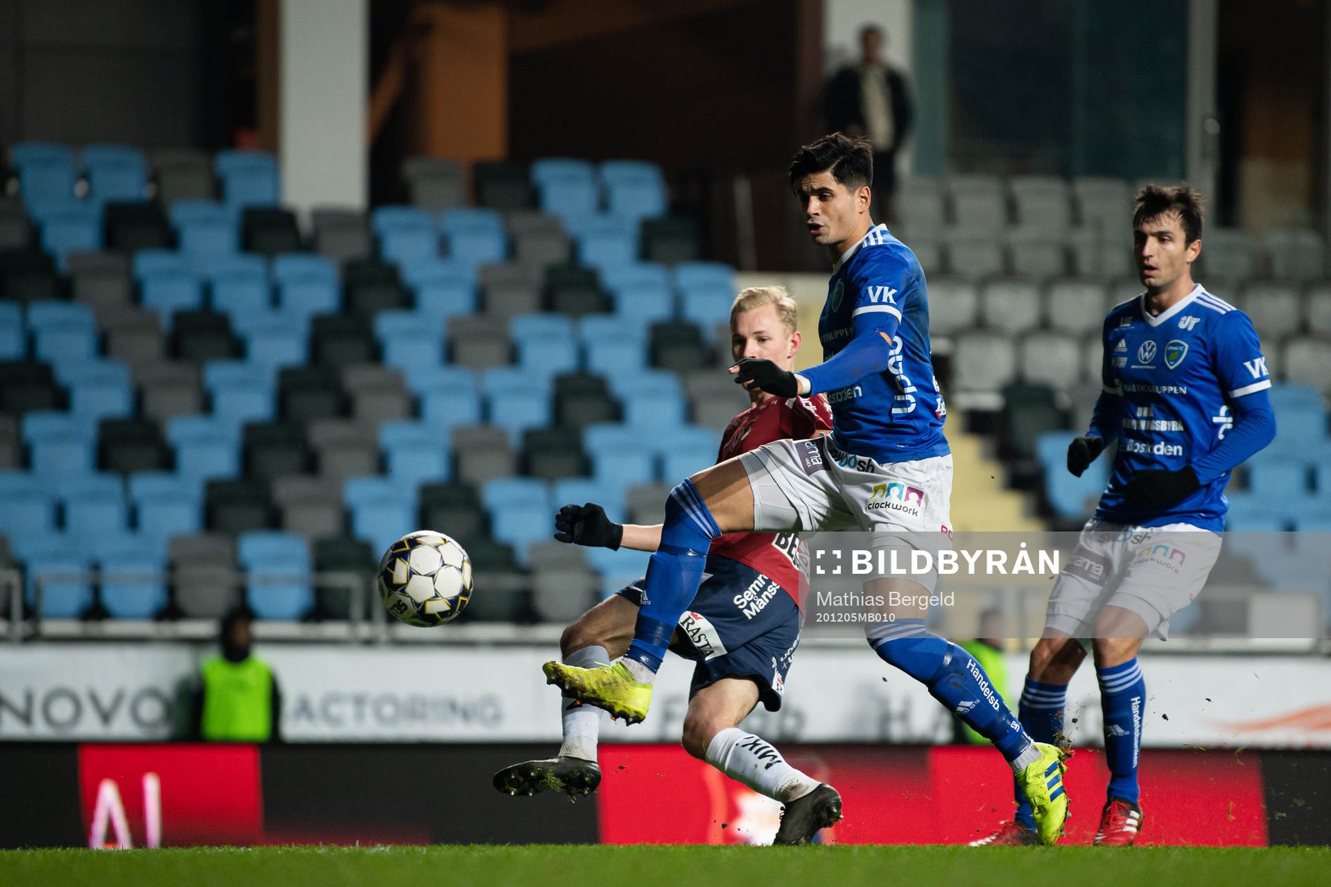 Örgrytes Adam Bergmark Wiberg gör 1-0 framför Umeås Dillan Ismail under fotbollsmatchen i Superettan mellan Örgryte och Umeå FC den 5 december 2020 i Göteborg.