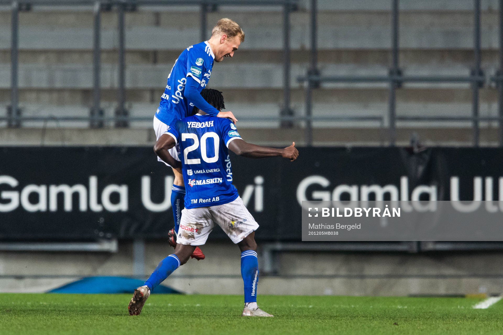 Umeås Jens Stigedahl jublar med målskytten till 1-1