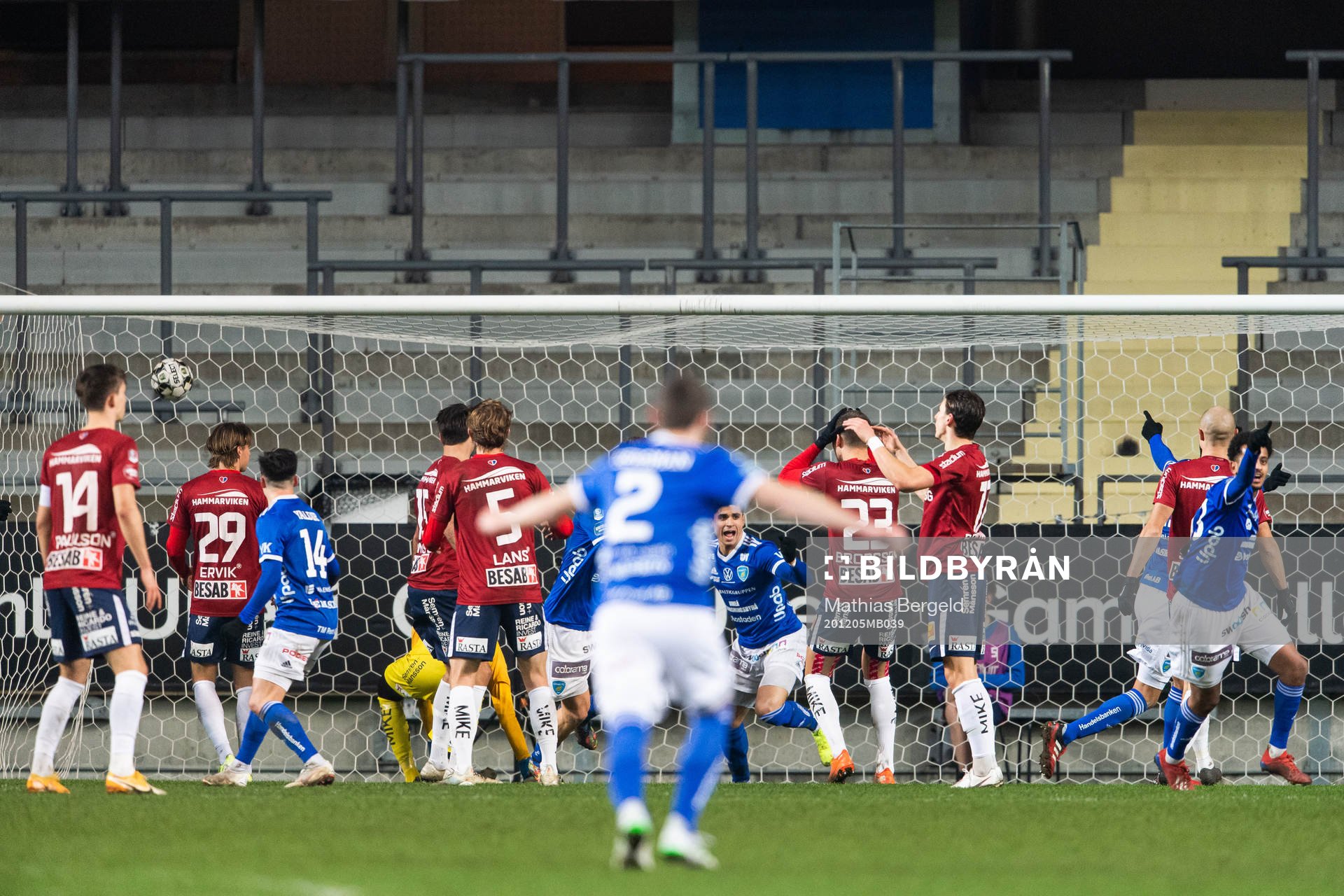 Umeås Emmanuel Yeboah (ej i bild) gör 1-1 bakom Örgrytes