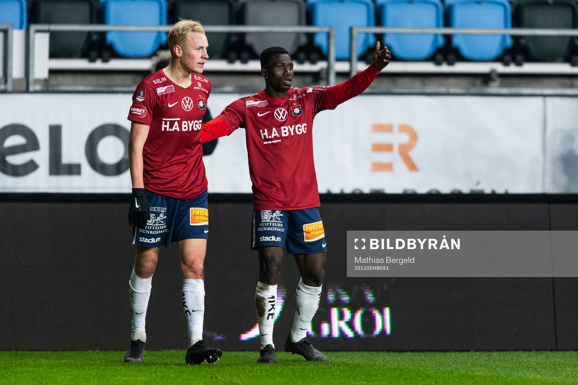 Örgrytes Adam Bergmark Wiberg jublar med Babacarr Jobe