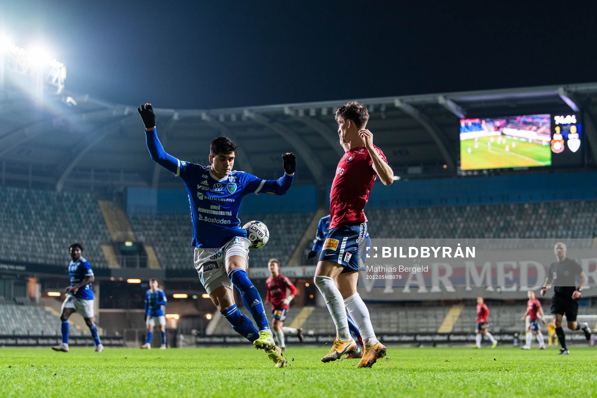 Umeås Dillan Ismail och Örgrytes Daniel Paulsson under fotbollsmatchen i Superettan mellan Örgryte och Umeå FC den 5 december 2020 i Göteborg.