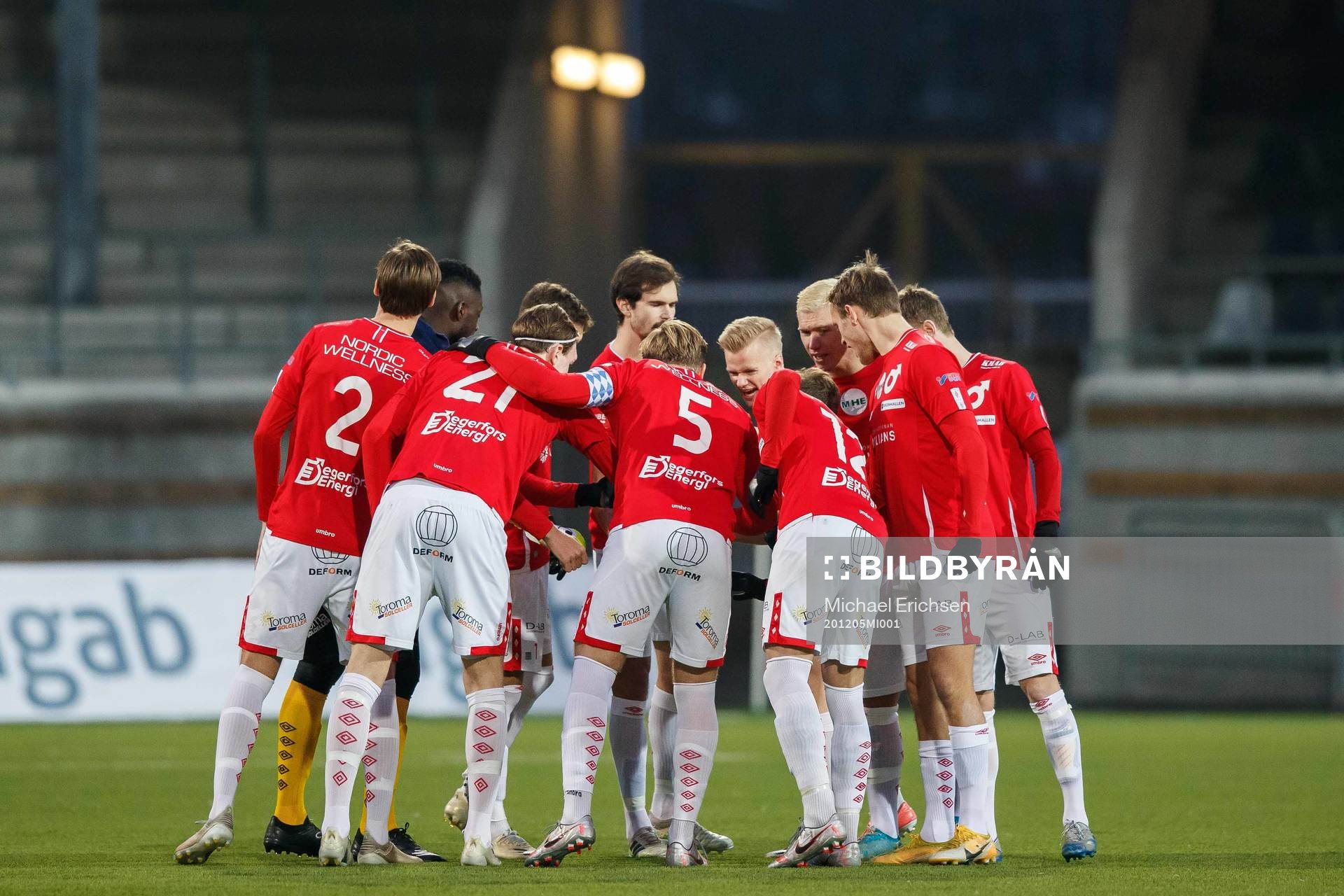 Degerfors spelare samlas