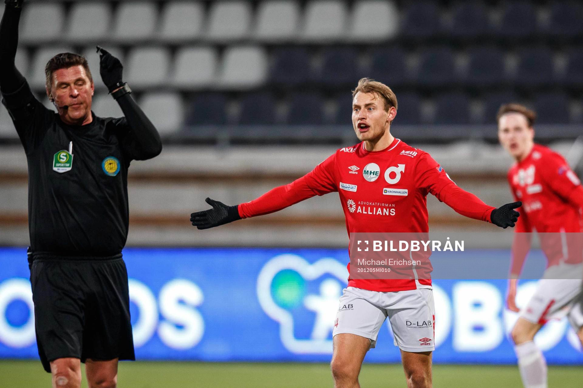 Degerfors Villiam Dahlström reagerar på att domare Antti