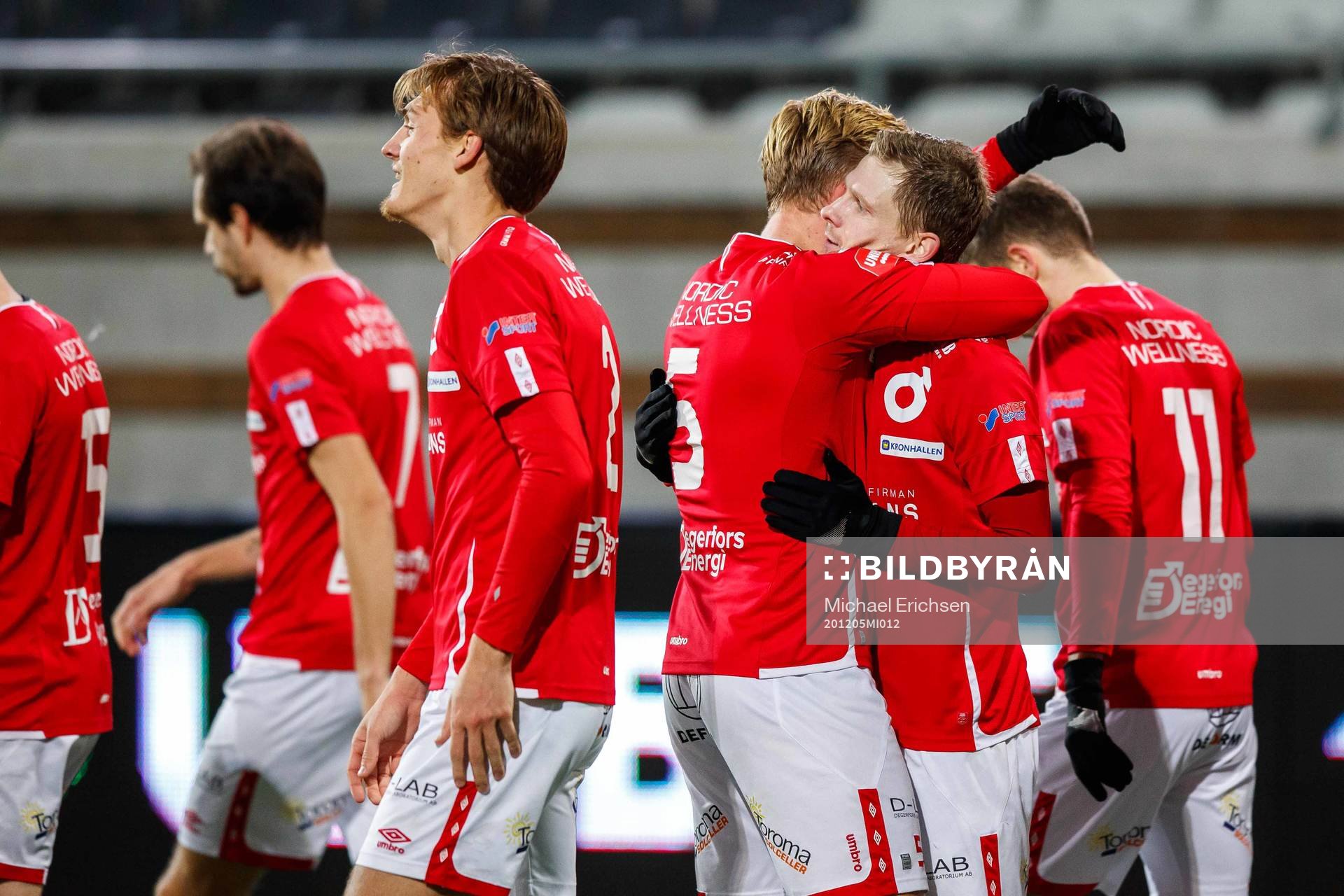 Degerfors Johan Bertilsson jublar med lagkamrater