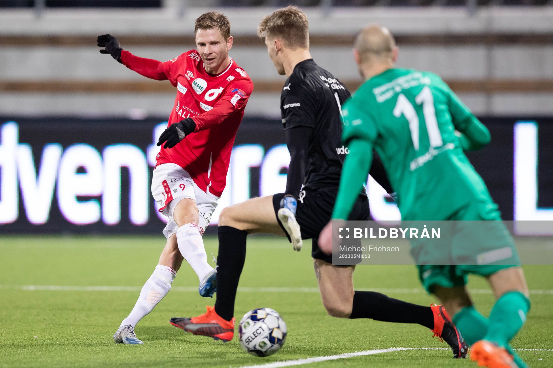 Degerfors Johan Bertilsson skjuter 0-1 bakom Ljungskiles målvakt Robin Wallinder under fotbollsmatchen i Superettan mellan Ljungskile och Degerfors den 5 december 2020 i Göteborg.