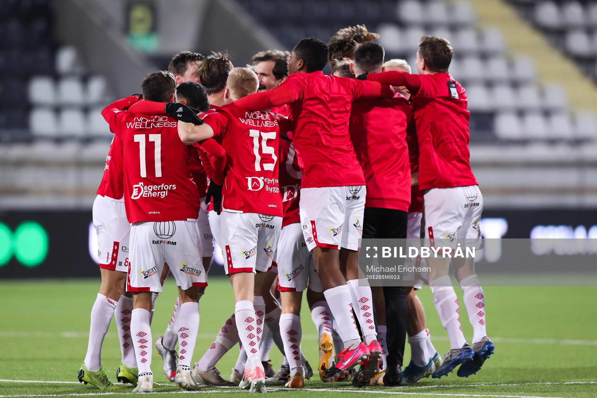 Degerfors spelare jublar över avancemanget till Allsvenskan
