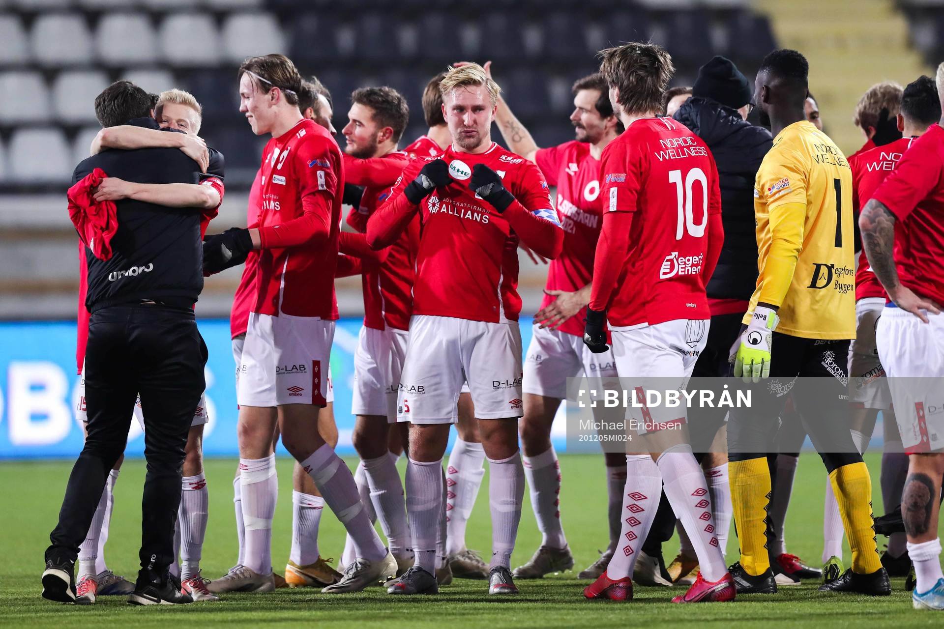 Degerfors spelare jublar över avancemanget till Allsvenskan