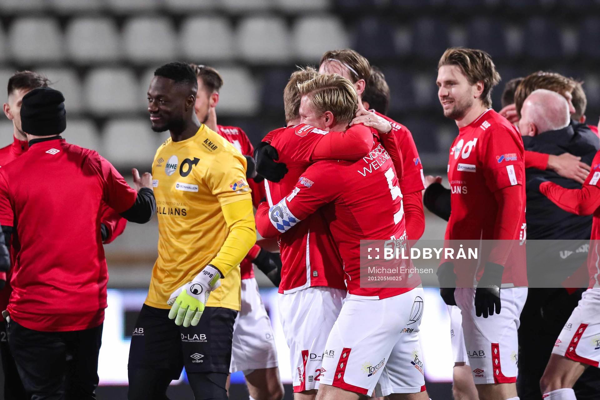 Degerfors spelare jublar över avancemanget till Allsvenskan
