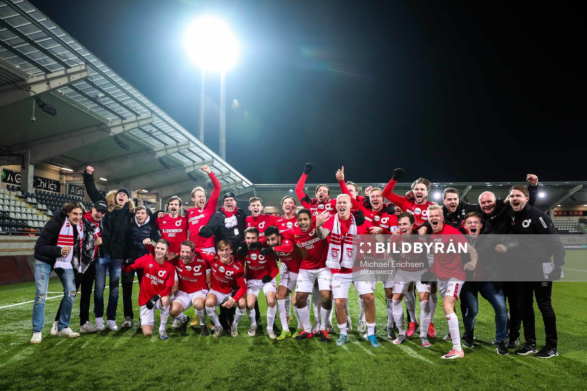 Degerfors spelare jublar över avancemanget till Allsvenskan