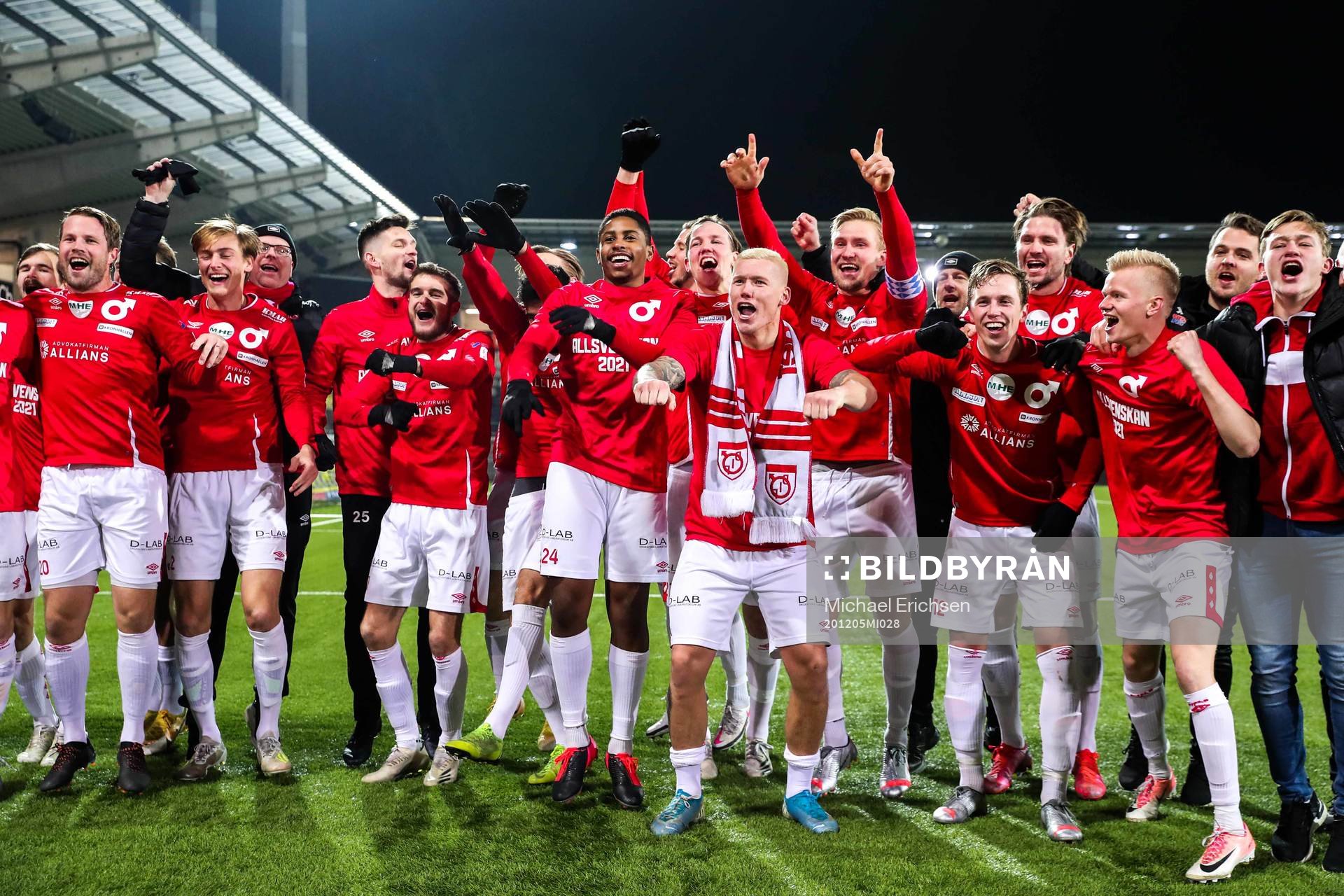 Degerfors spelare jublar över avancemanget till Allsvenskan