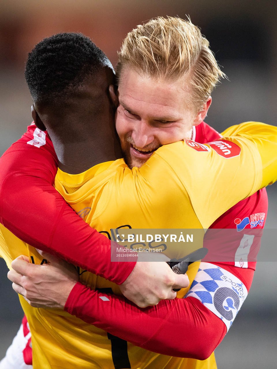 Degerfors målvakt Ismael Diawara och Oliver Ekroth jublar
