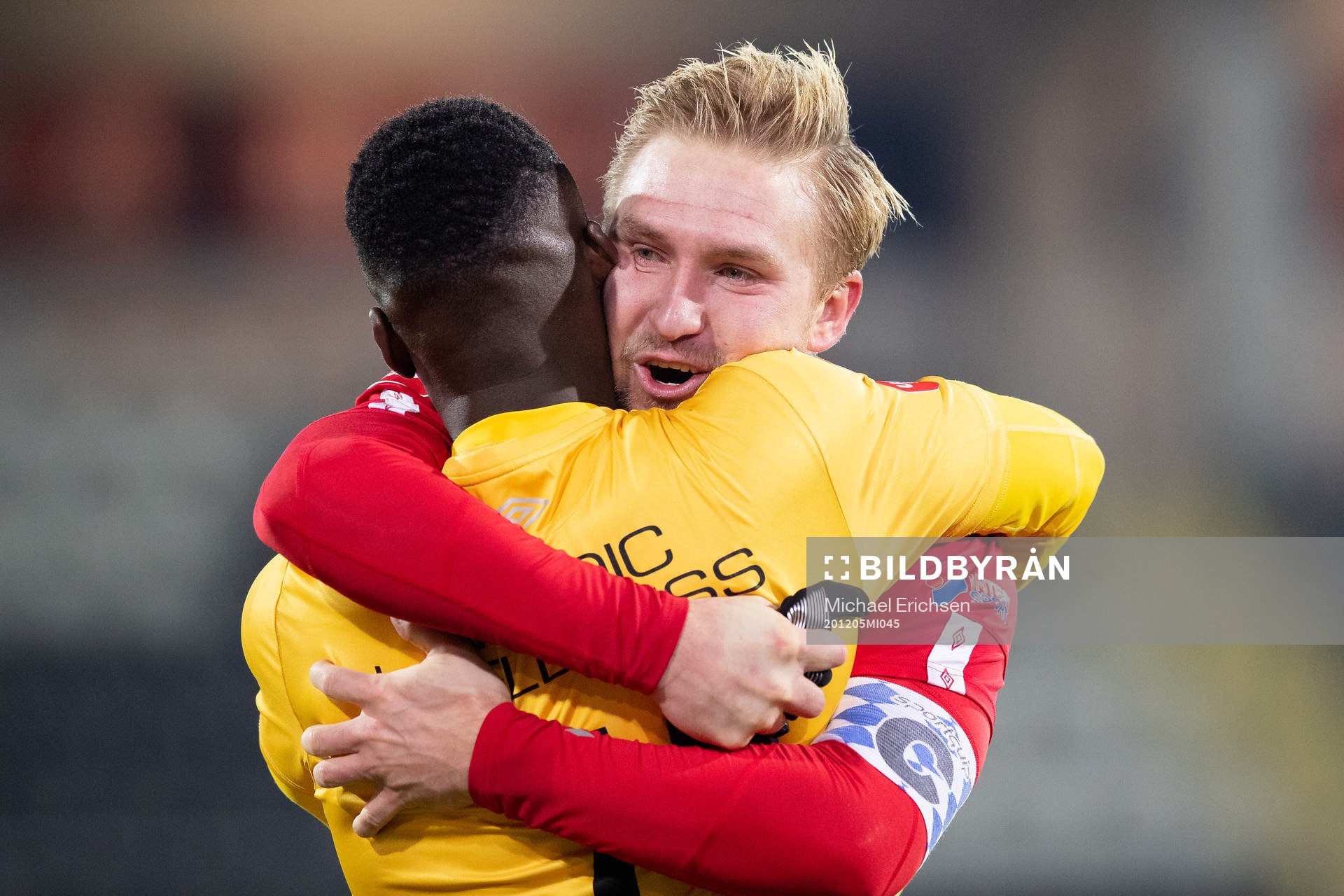 Degerfors målvakt Ismael Diawara och Oliver Ekroth jublar