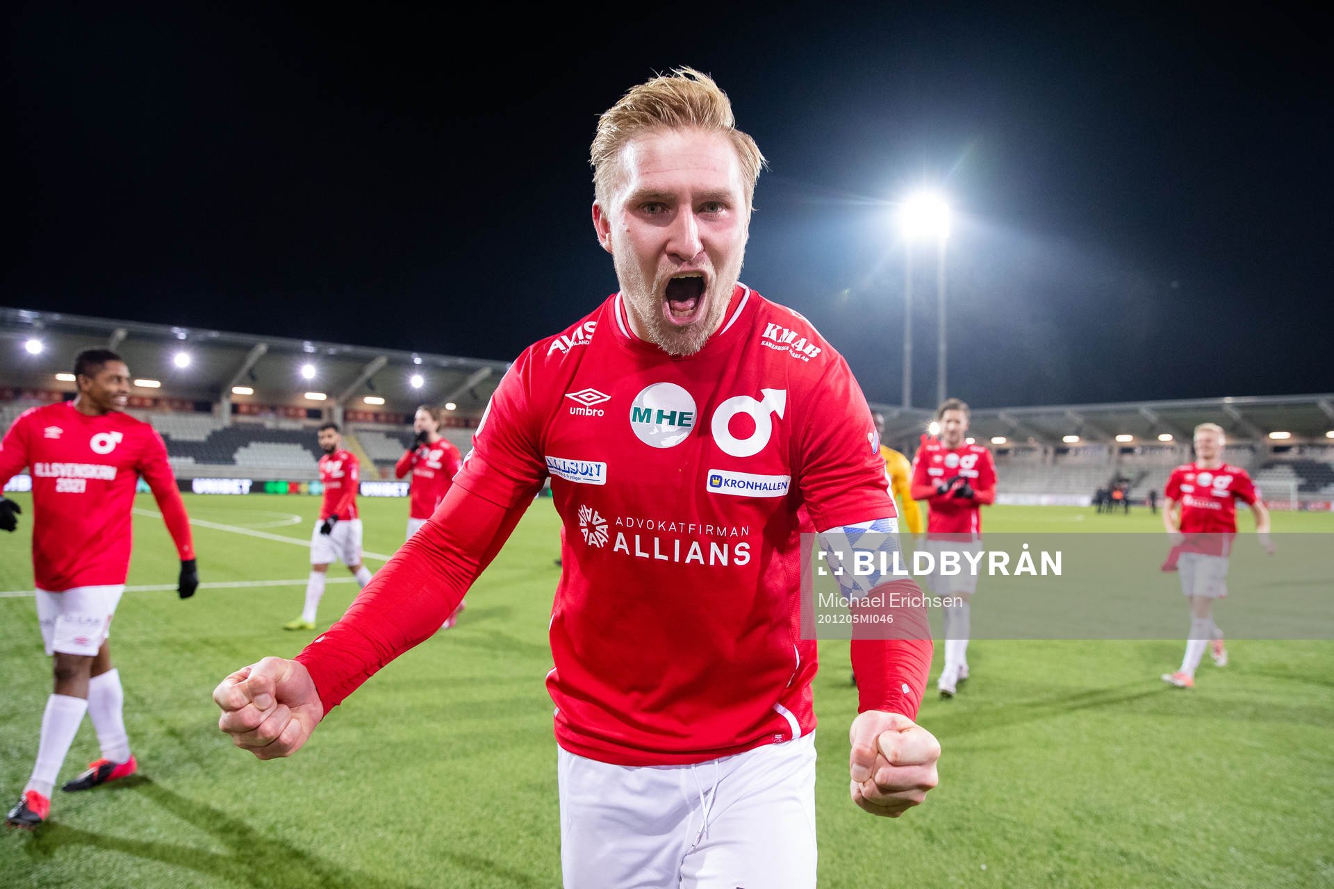 Degerfors lagkapten Oliver Ekroth jublar