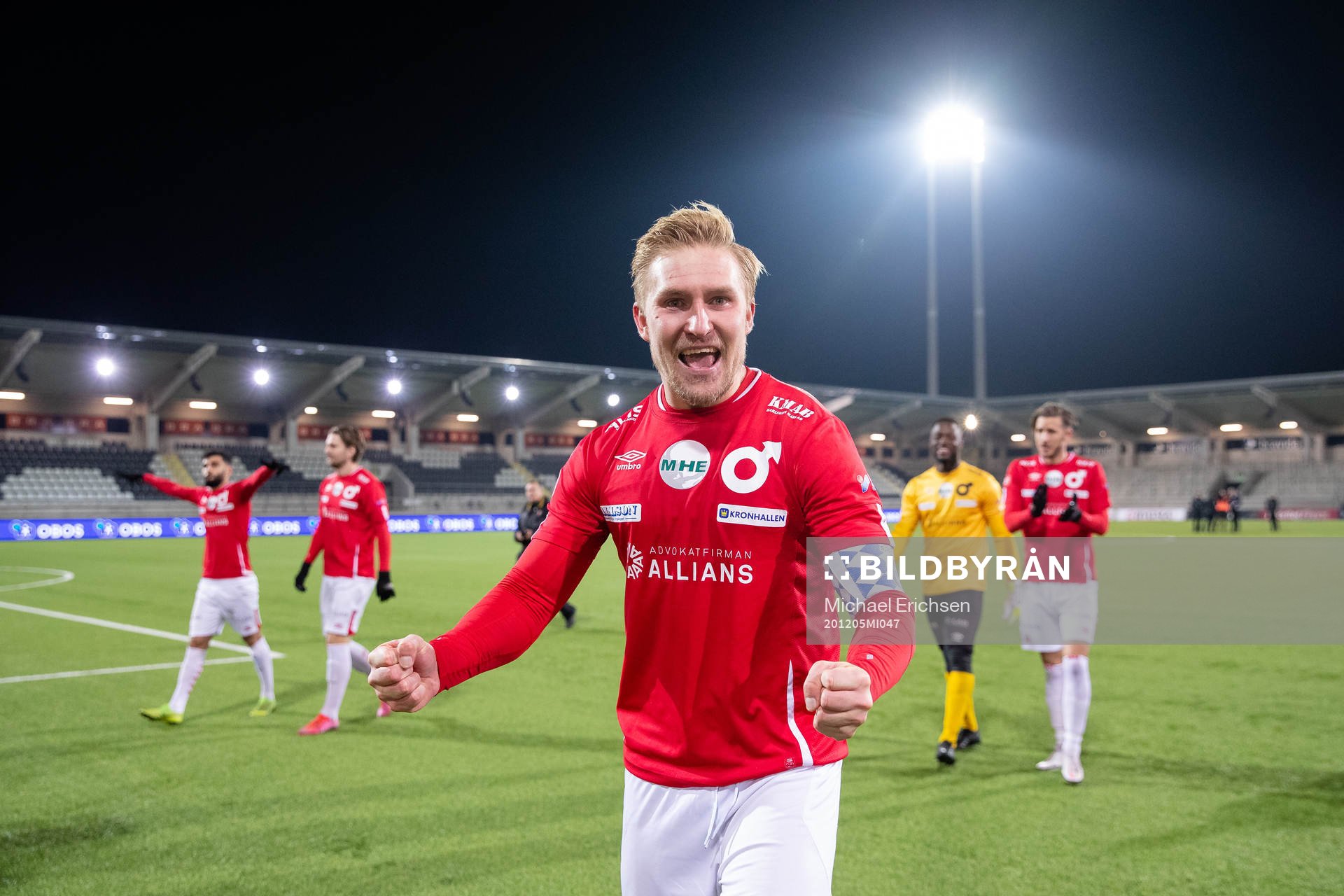 Degerfors lagkapten Oliver Ekroth jublar