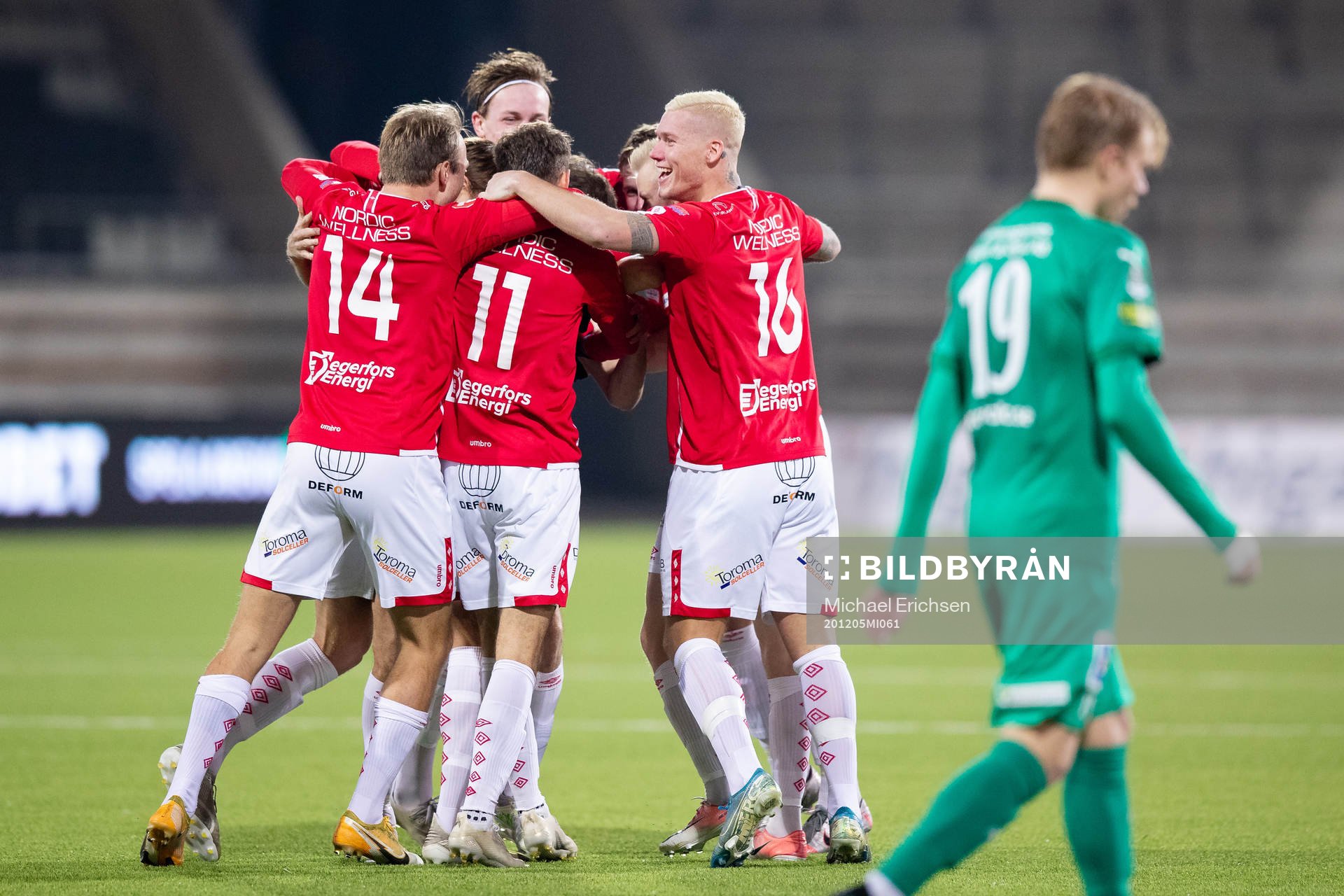 Degerfors Sebastian Olsson jublar med lagkamrater