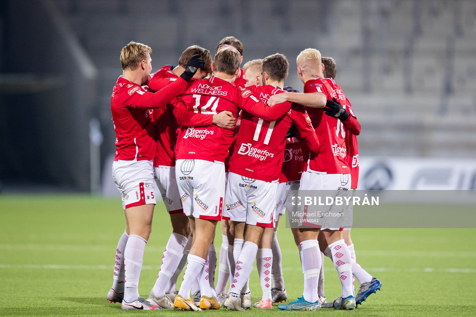 Degerfors Sebastian Olsson jublar med lagkamrater