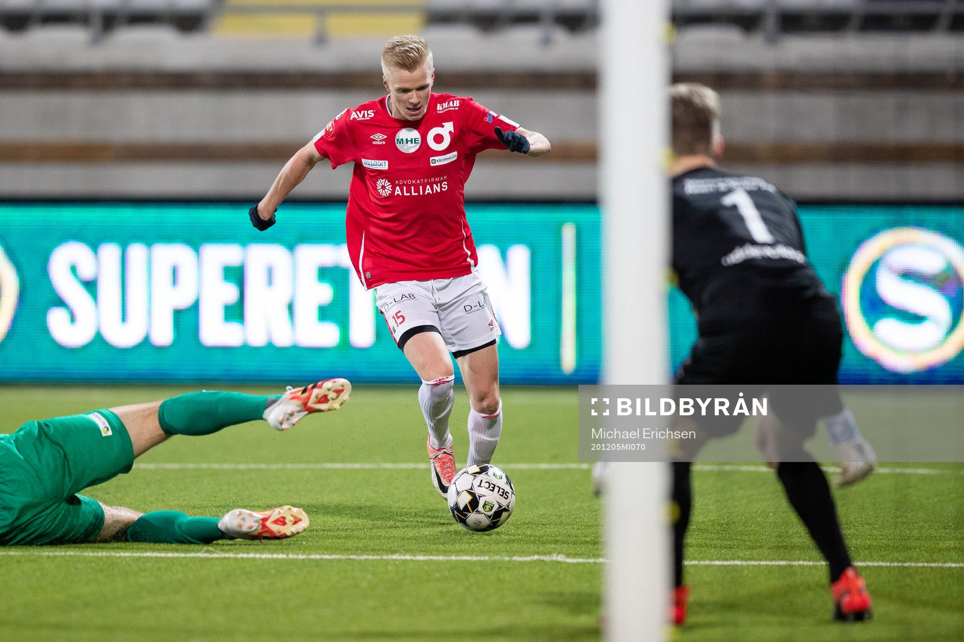 Degerfors Axel Lindahl mot Ljungskiles målvakt Robin
