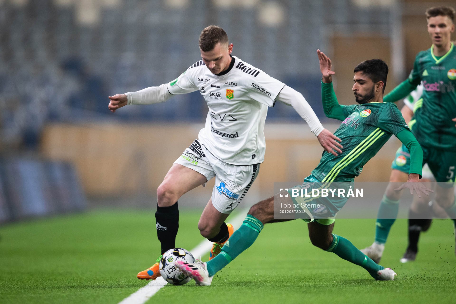 GAIS Meinhard Egilsson Olsen och Dalkurds Suleman Zurmati under fotbollsmatchen i Superettan mellan Dalkurd och GAIS den 5 december 2020 i Uppsala.