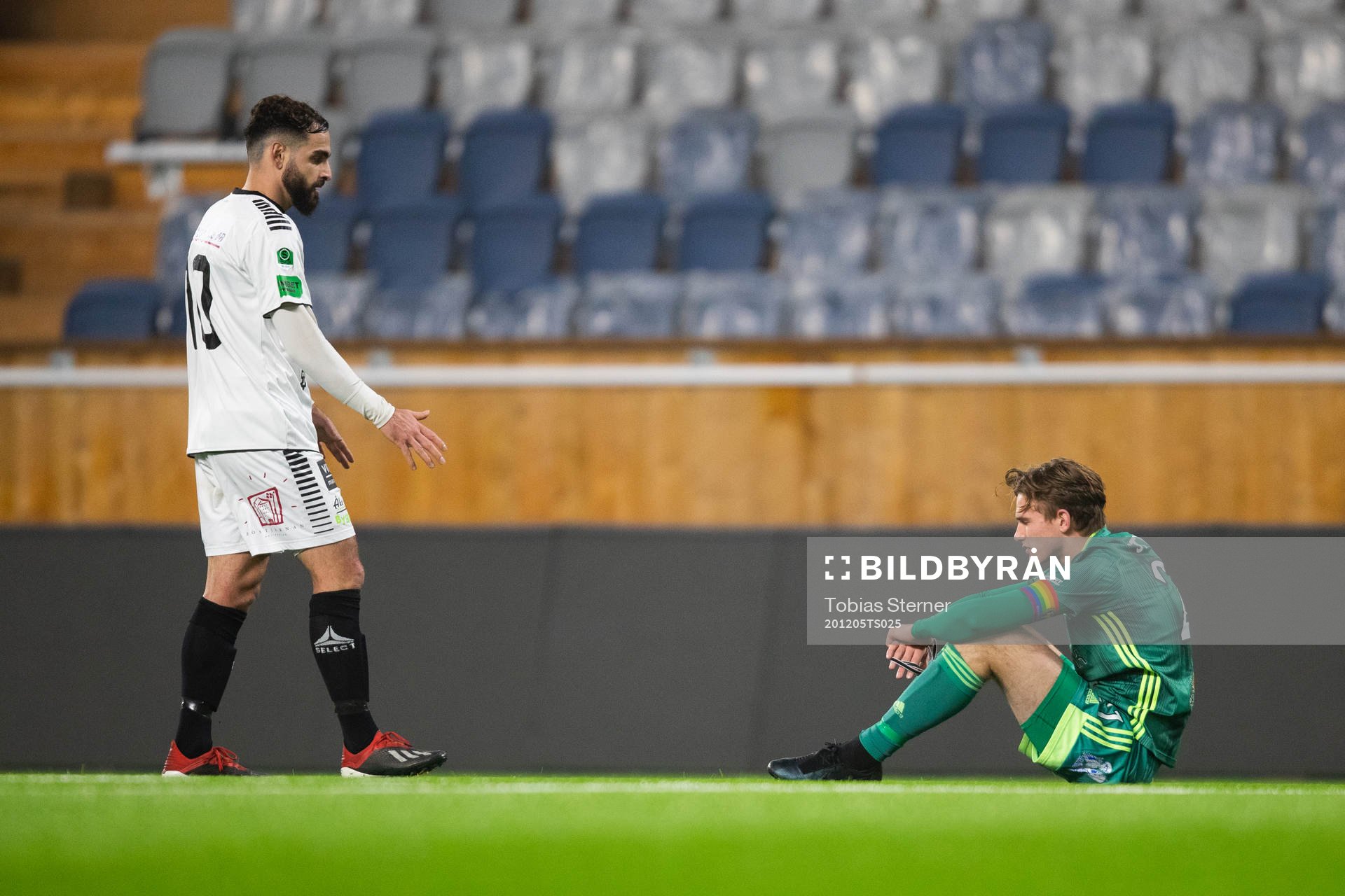 GAIS Mervan Celik tackar Dalkurds Christoffer Styffe