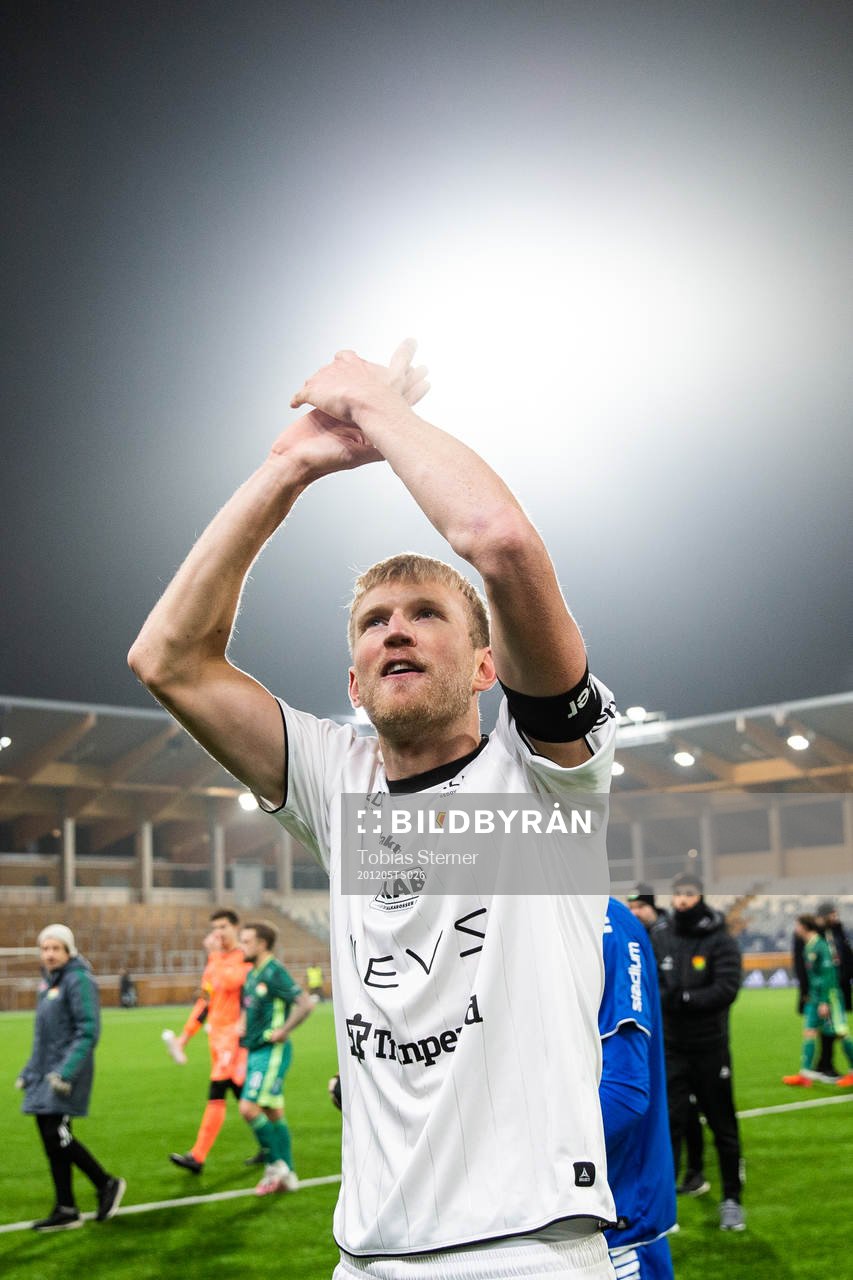 GAIS Carl Elfgren Nyström jublar efter fotbollsmatchen i Superettan mellan Dalkurd och GAIS den 5 december 2020 i Uppsala.