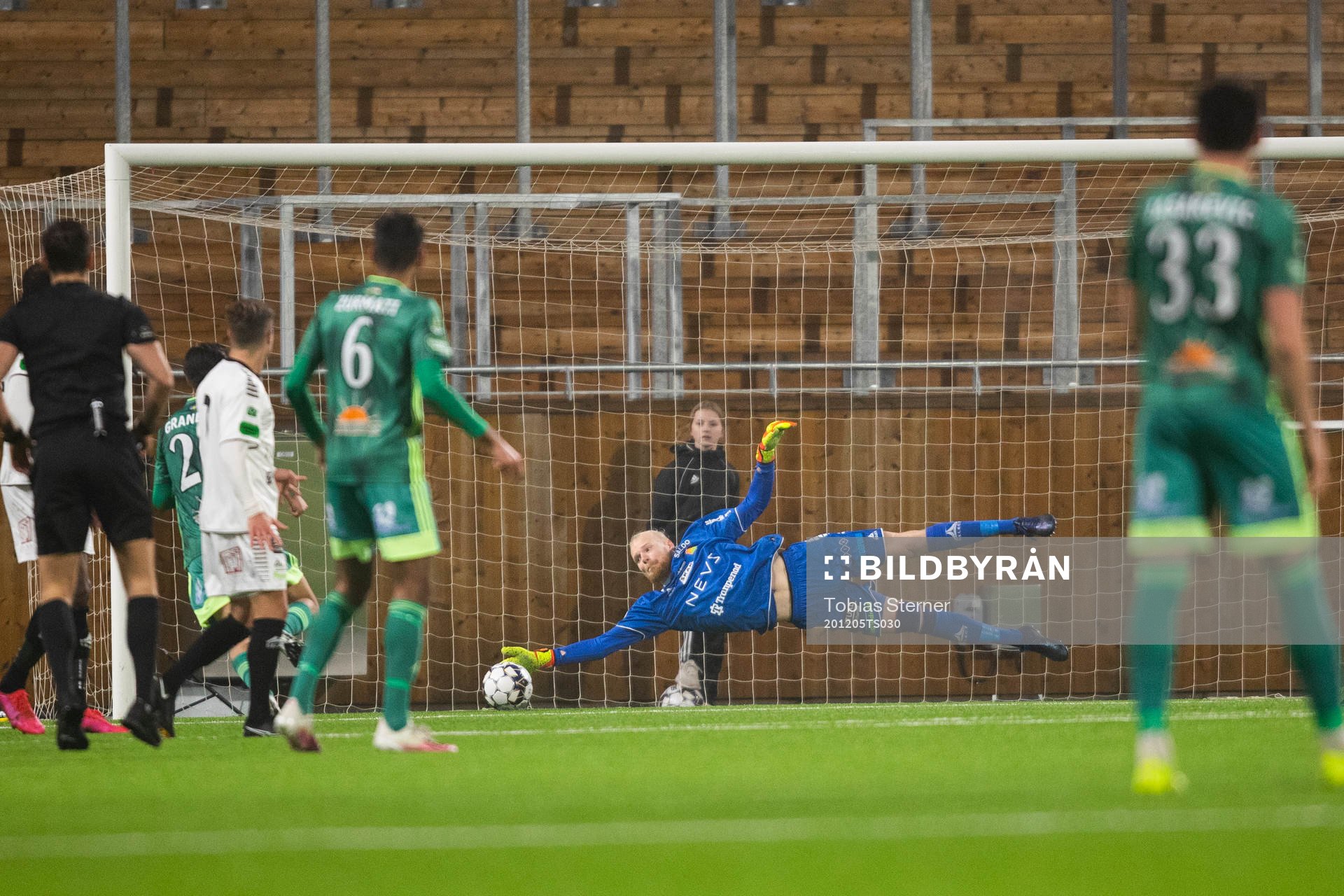 GAIS målvakt Mathias Karlsson räddar ett skott