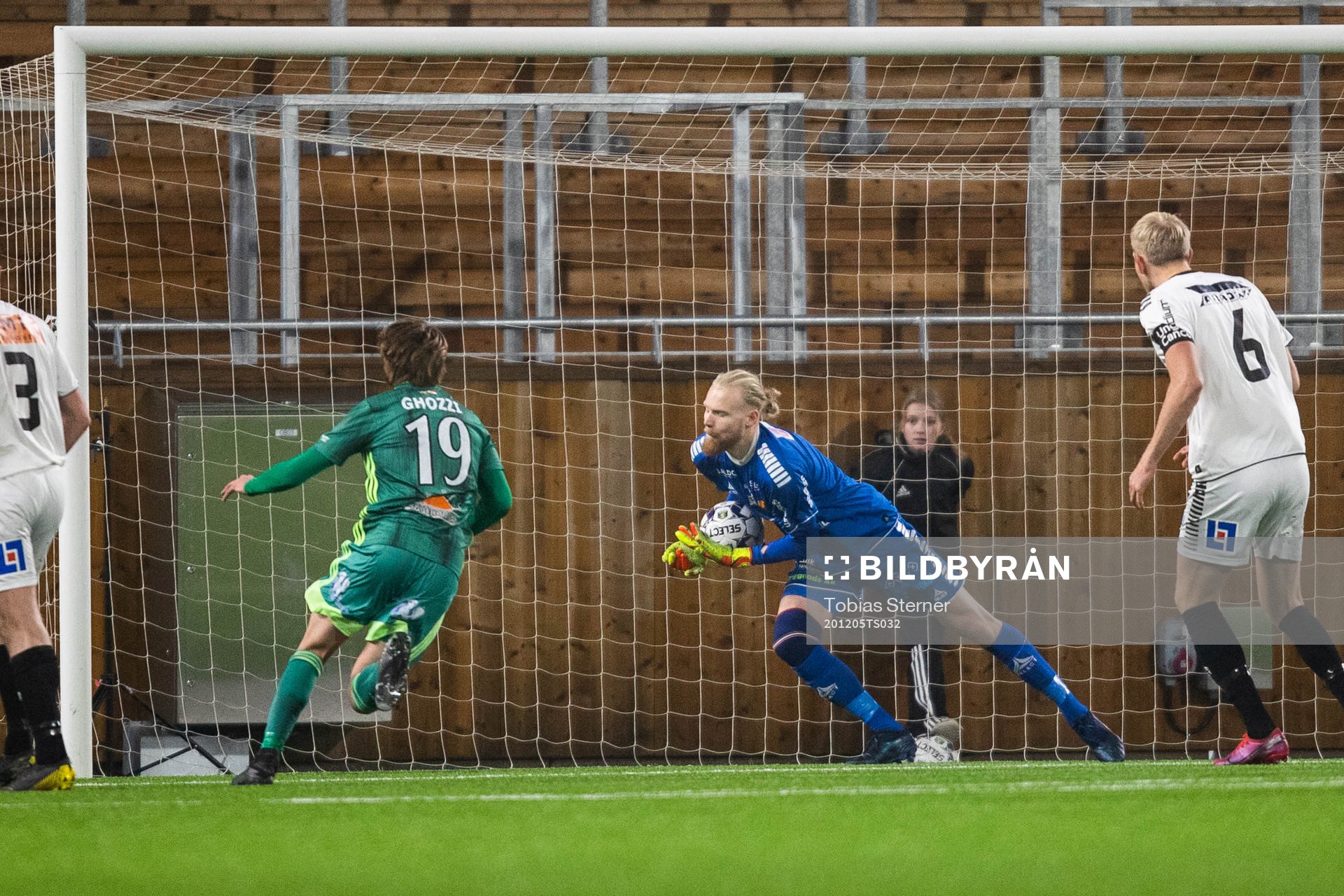 GAIS målvakt Mathias Karlsson räddar ett skott