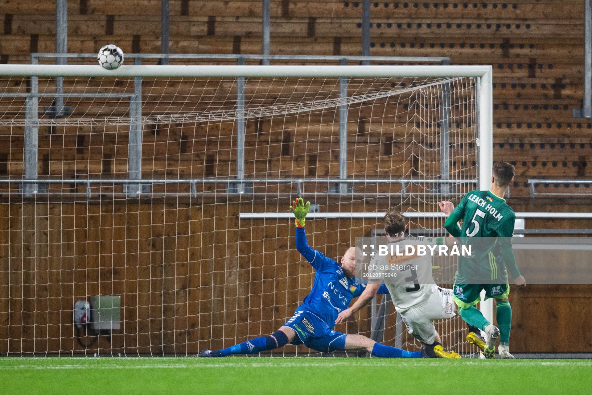 Dalkurds Samuel Leach Holm skjuter över GAIS målvakt