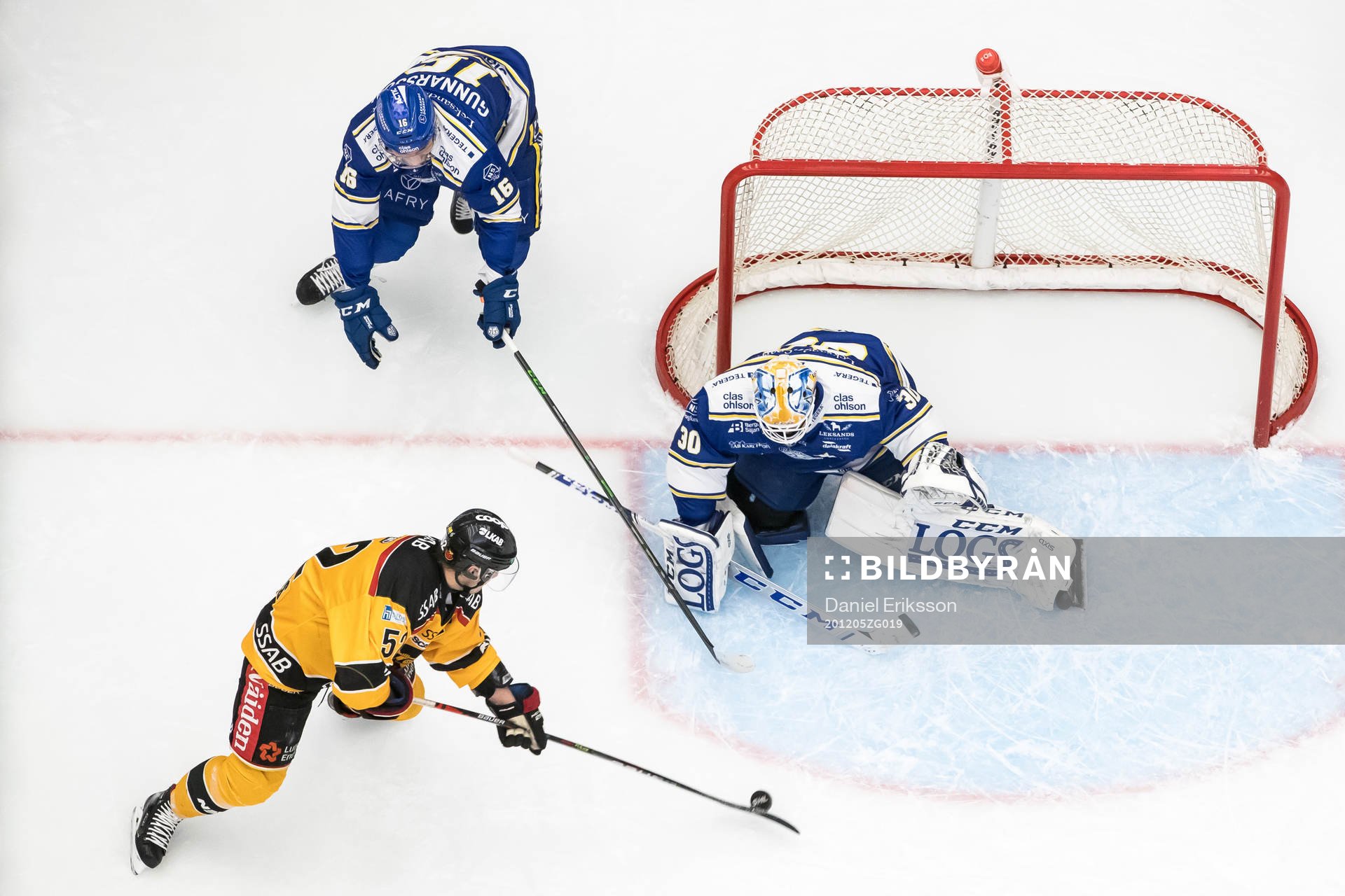 Luleås Karl Fabricius oroar framför Leksands målvakt