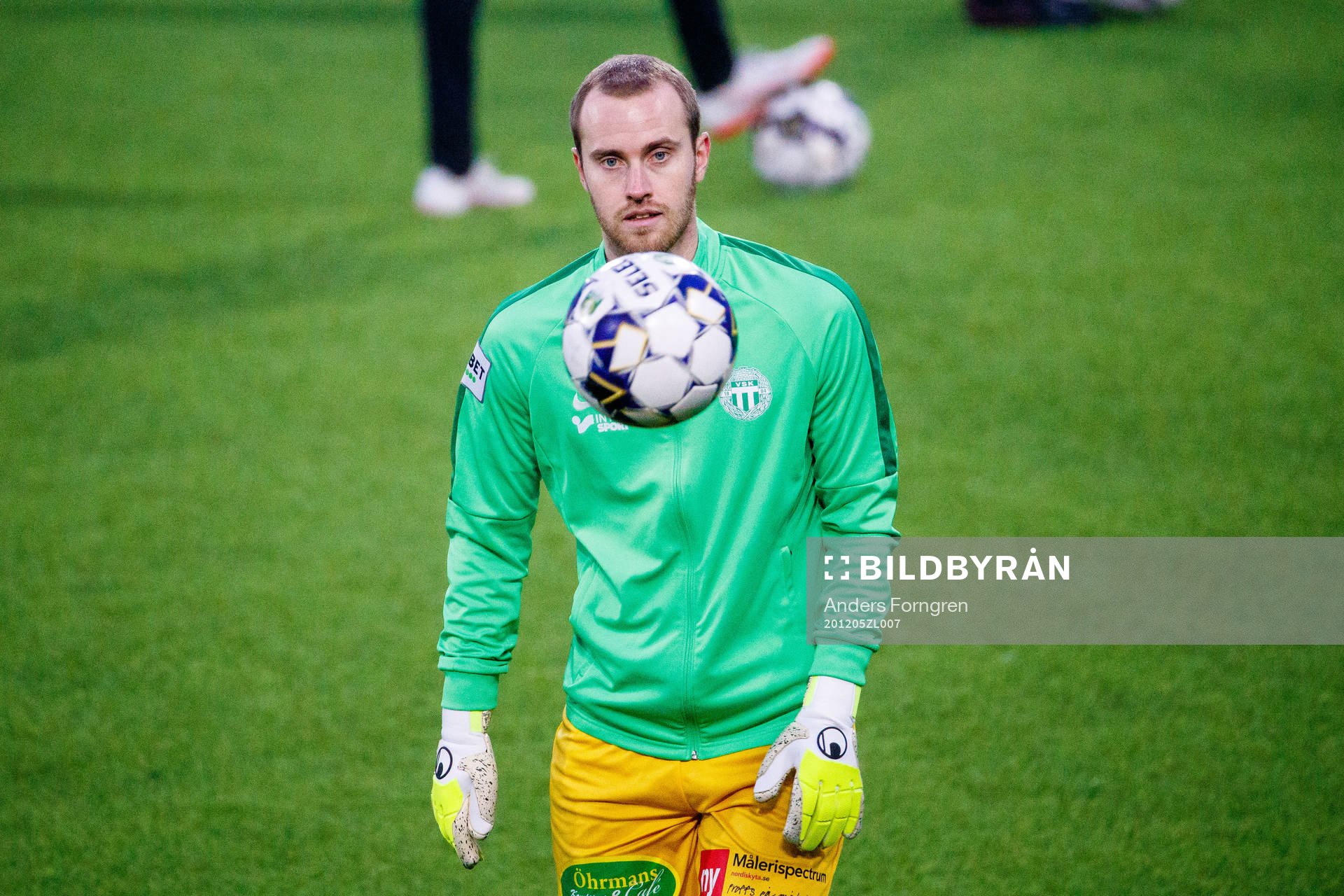Västerås målvakt Daniel Svensson innan fotbollsmatchen i