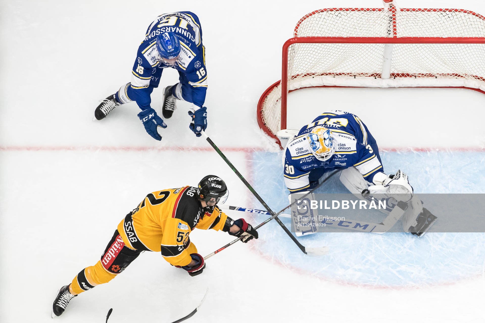 Luleås Karl Fabricius oroar framför Leksands målvakt