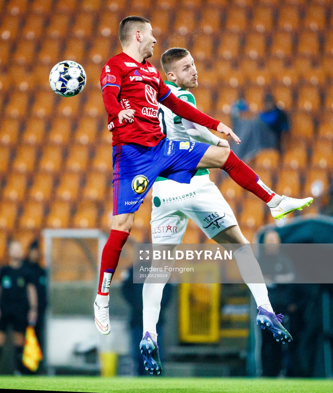 Östers Petar Petrovic och Västerås Kevin Custovic under fotbollsmatchen i Superettan mellan Västerås SK och Öster den 5 december 2020 i Västerås.