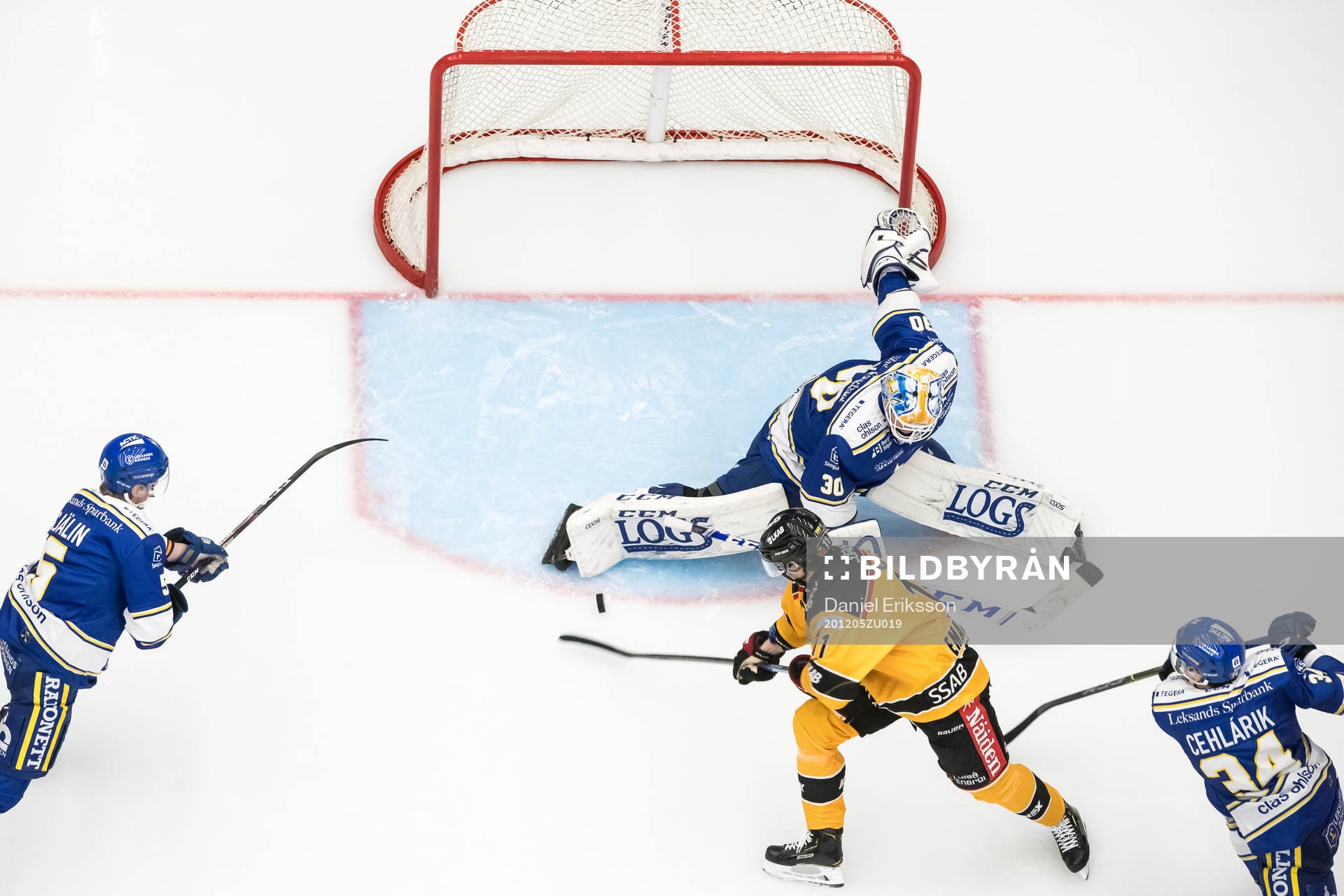 Luleås Petter Emanuelsson oroar framför Leksands målvakt