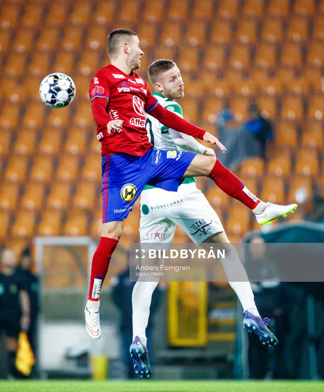 Östers Petar Petrovic och Västerås Kevin Custovic under fotbollsmatchen i Superettan mellan Västerås SK och Öster den 5 december 2020 i Västerås.