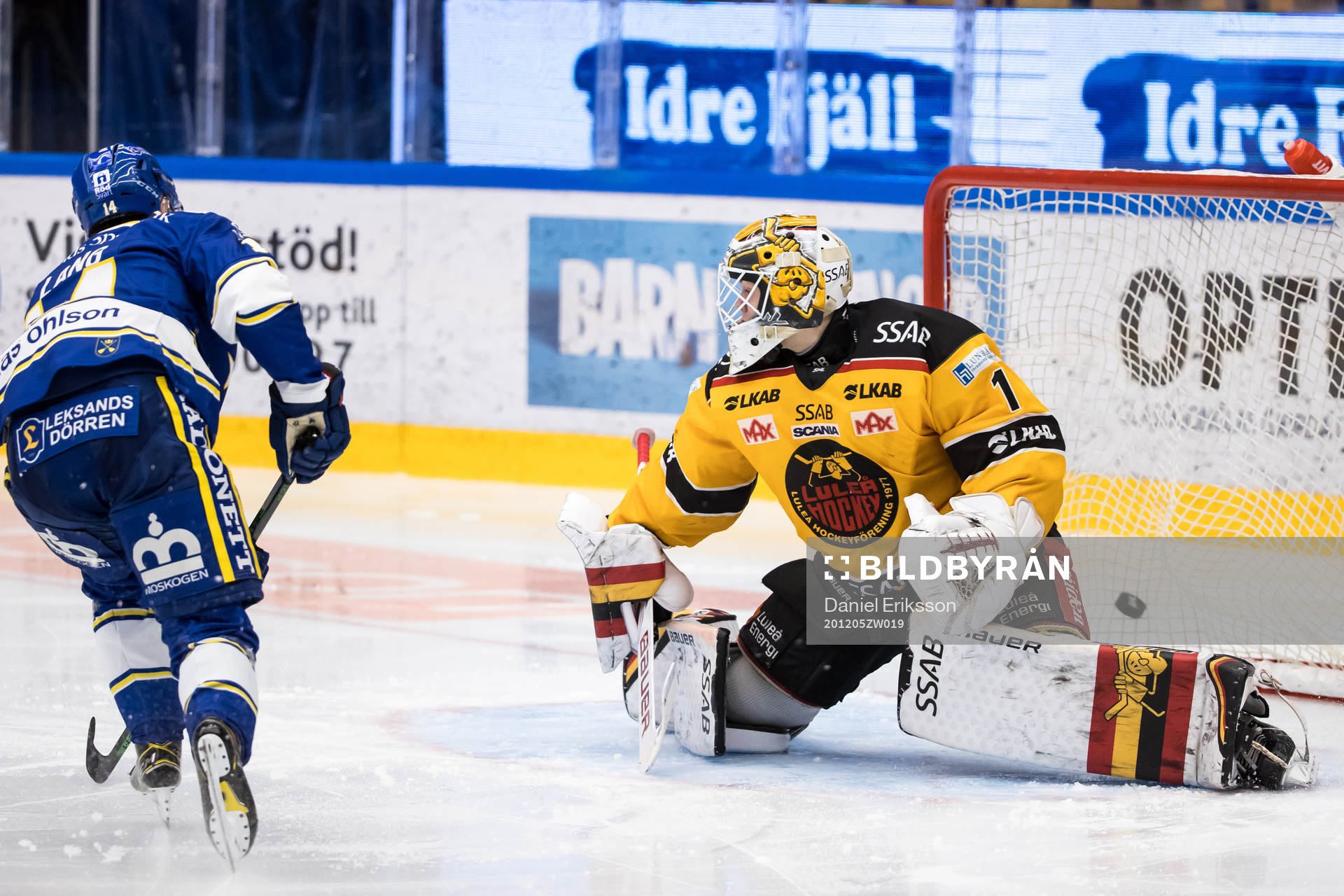 Leksands Oskar Lang gör 4-2 bakom Luleås målvakt Jesper