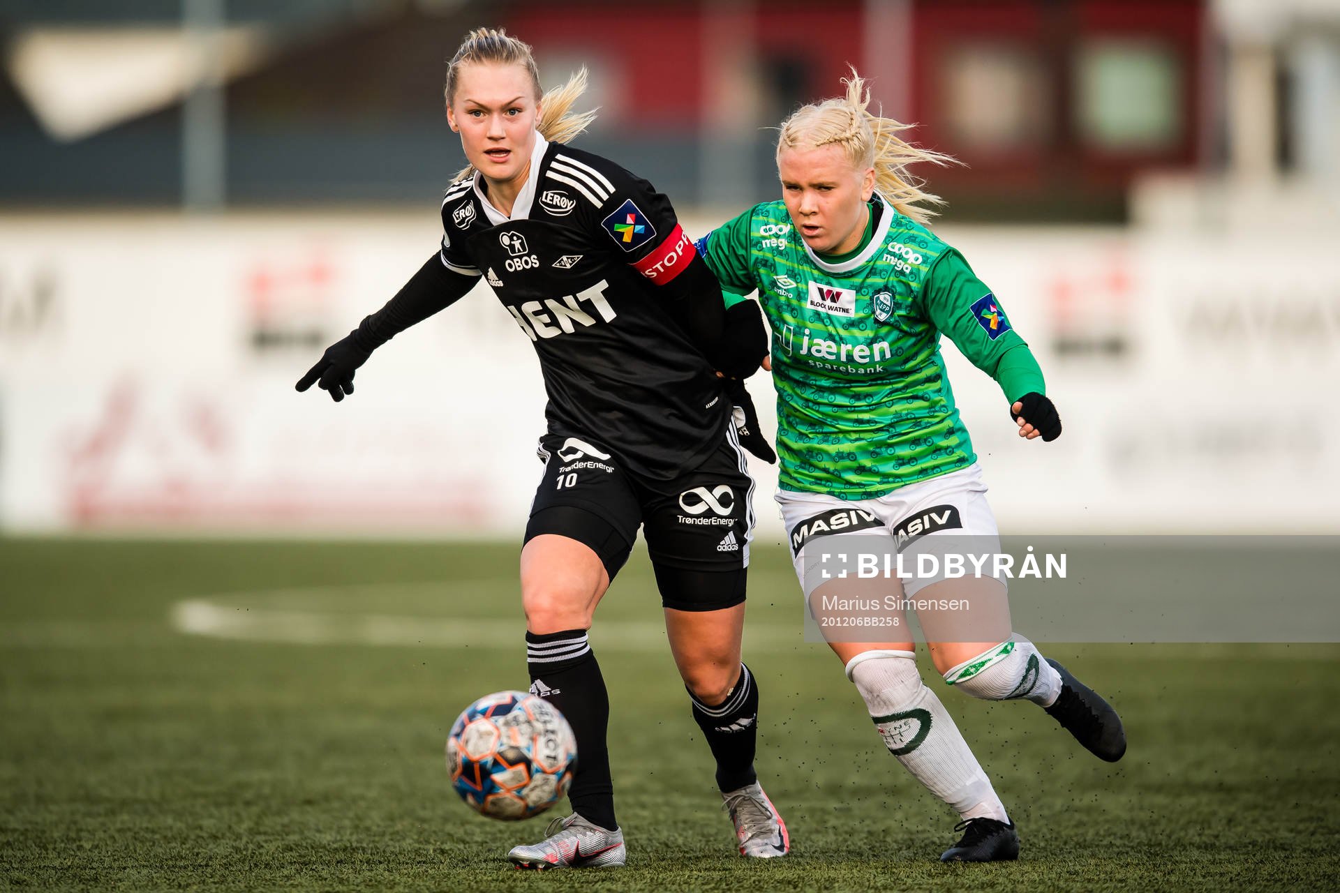 Marit Clausen of Rosenborg and Julie Austdal of Klepp during the Toppserien football match between Klepp and Rosenborg on December 6, 2020 in Klepp.