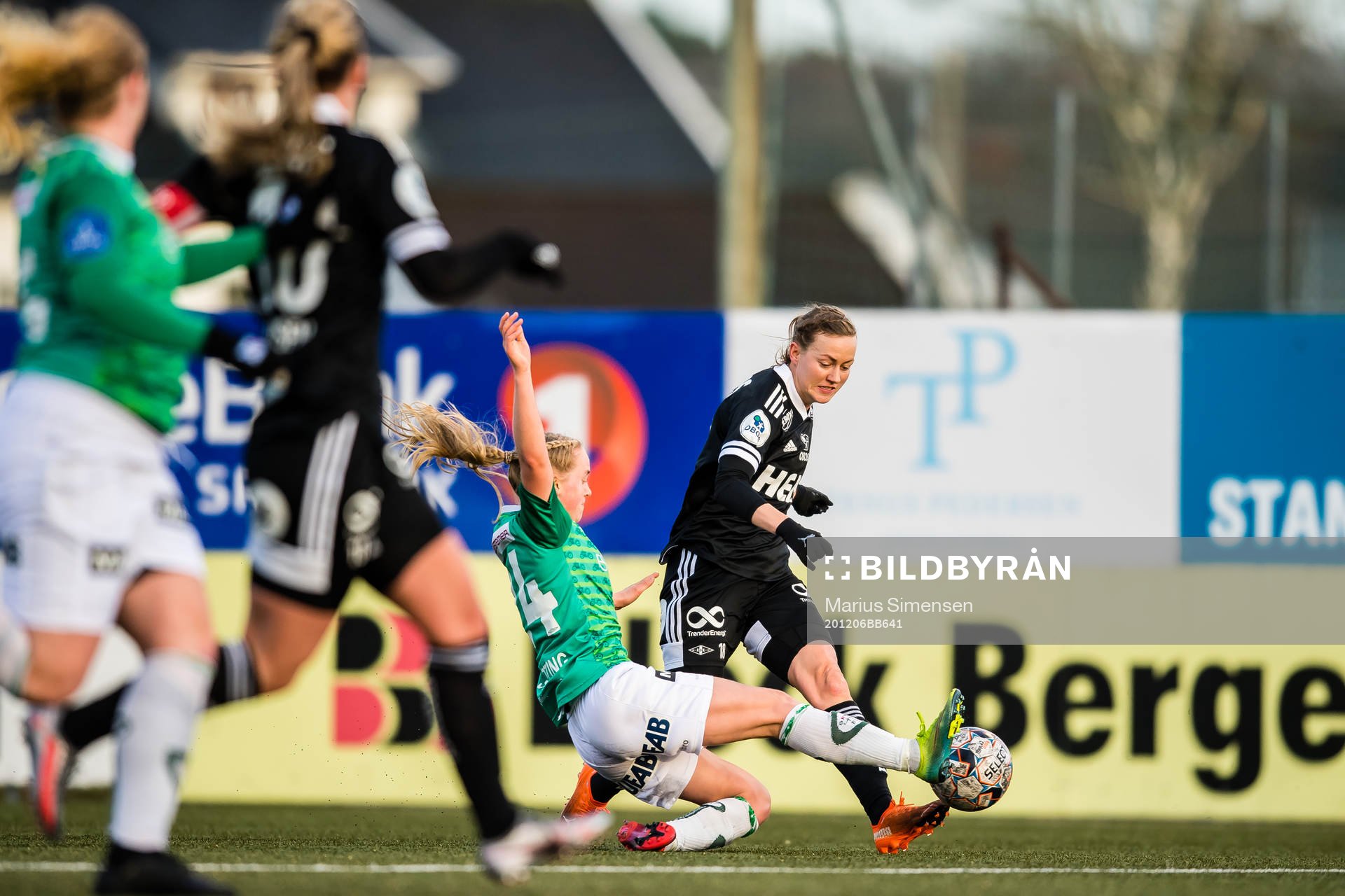 Mille Aune of Klepp and Kristine Minde of Rosenborg