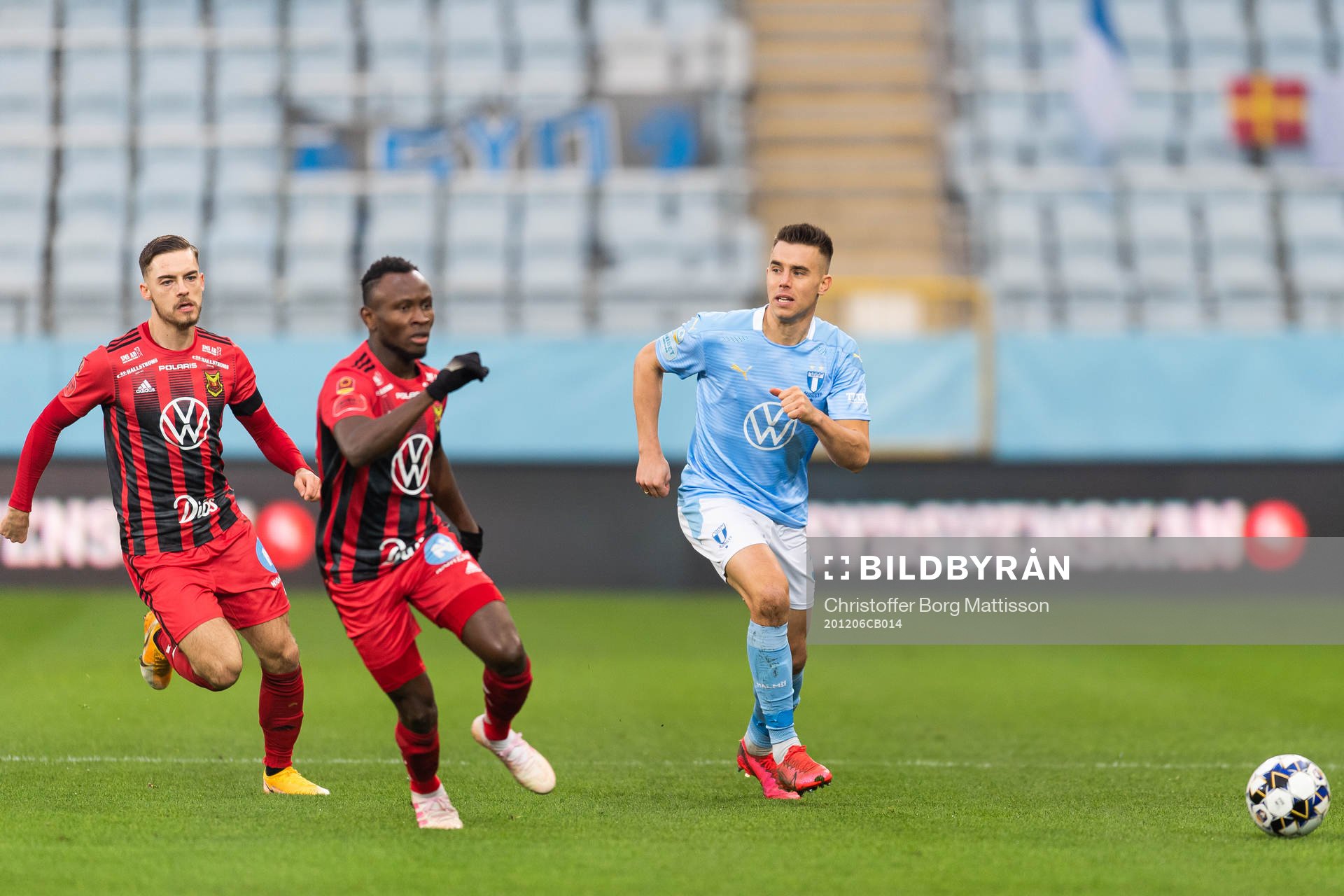 Östersunds Felix Hörberg och Sam Mensiro med Malmö FFs