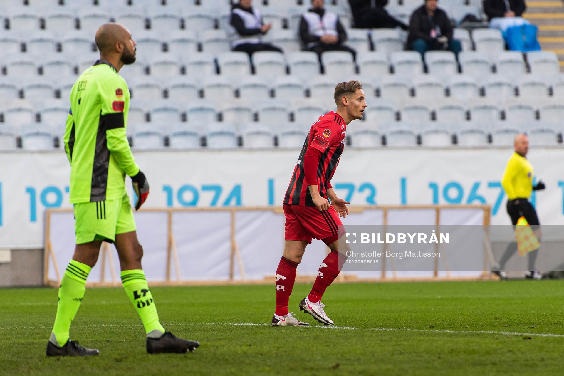 Östersunds målvakt Aly Keita och Henrik Bellman reagerar