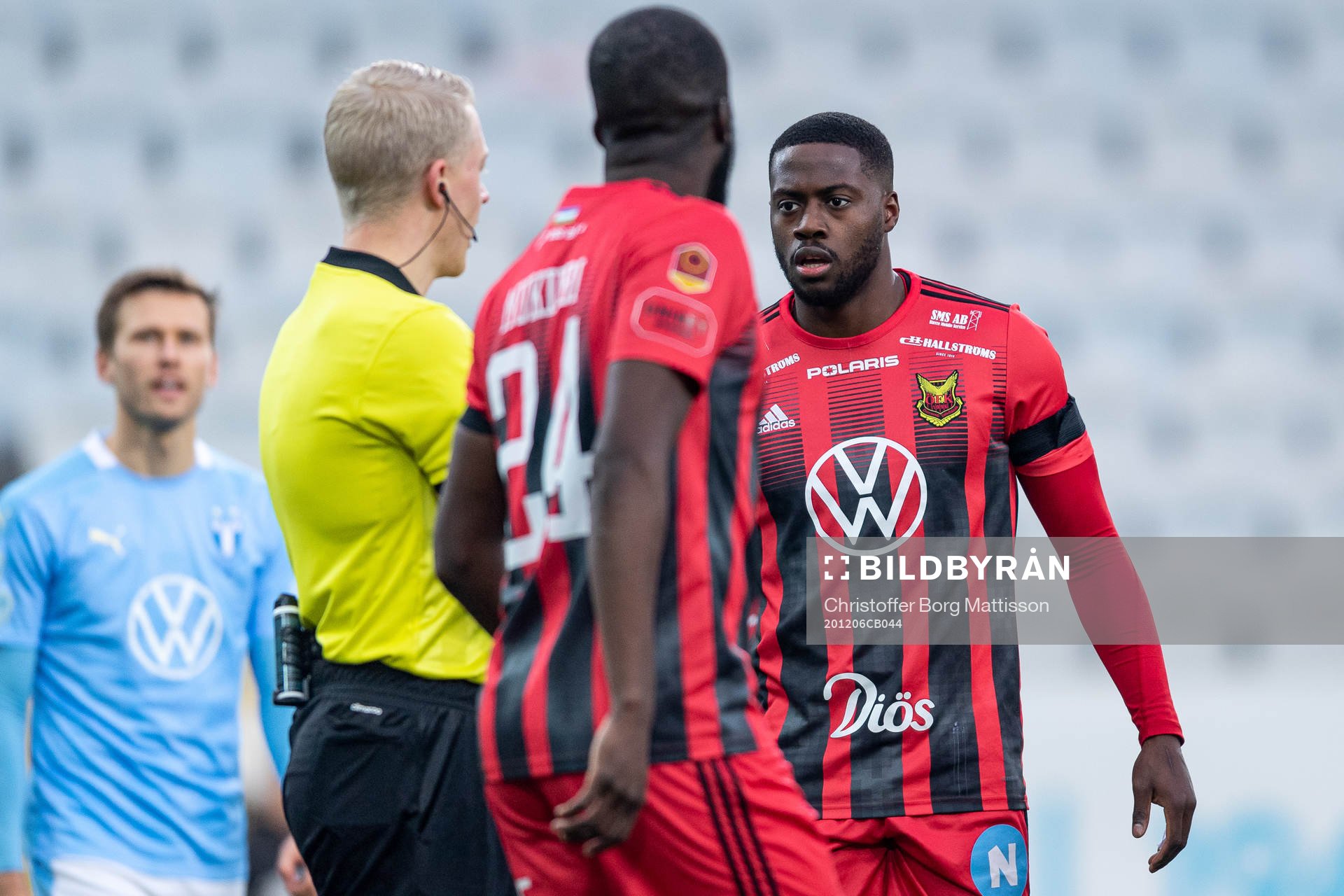 Östersunds Isak Ssewankambo i samtal med domare Adam
