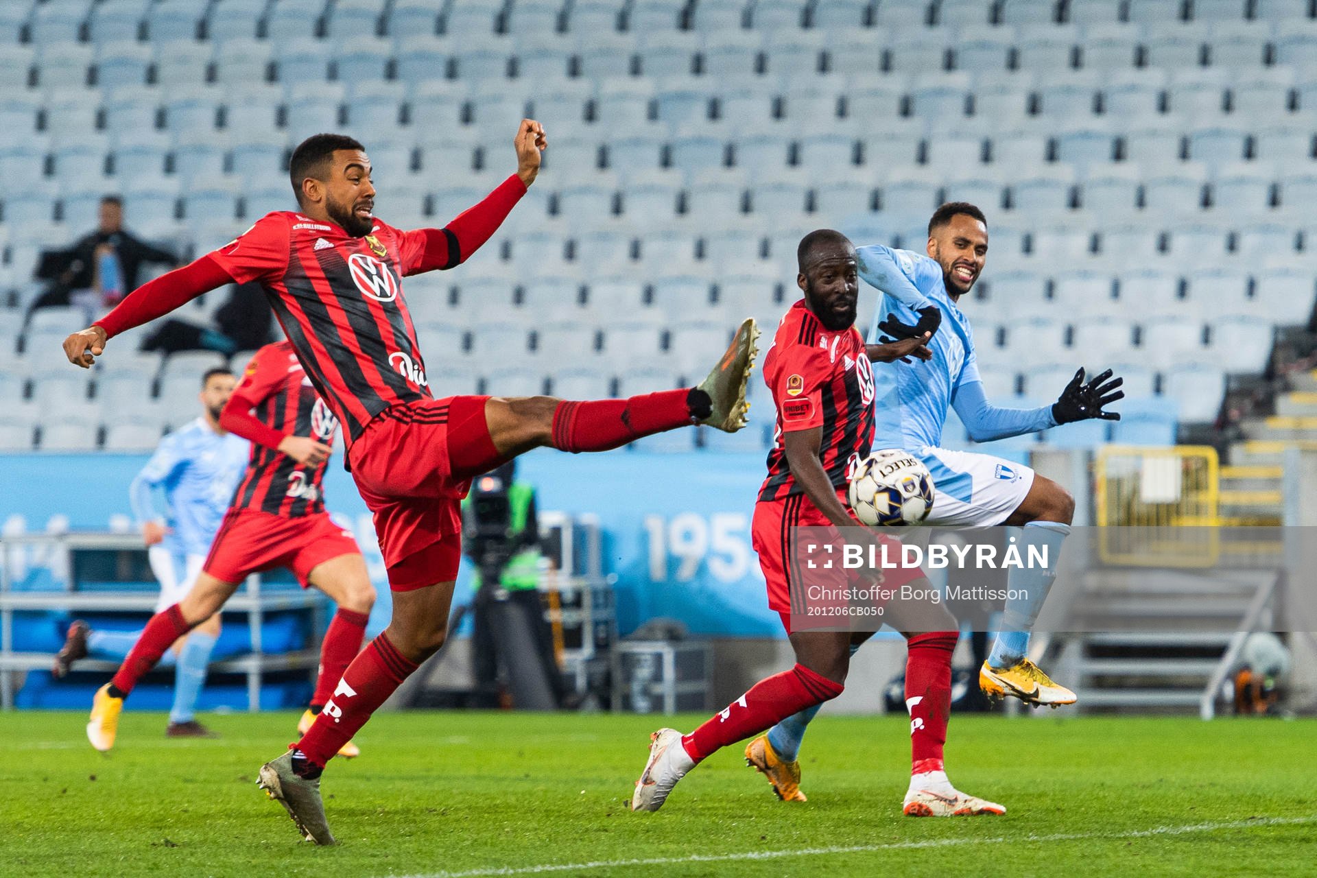 Östersunds Noah Sonko Sundberg och Ronald Mukiibi
