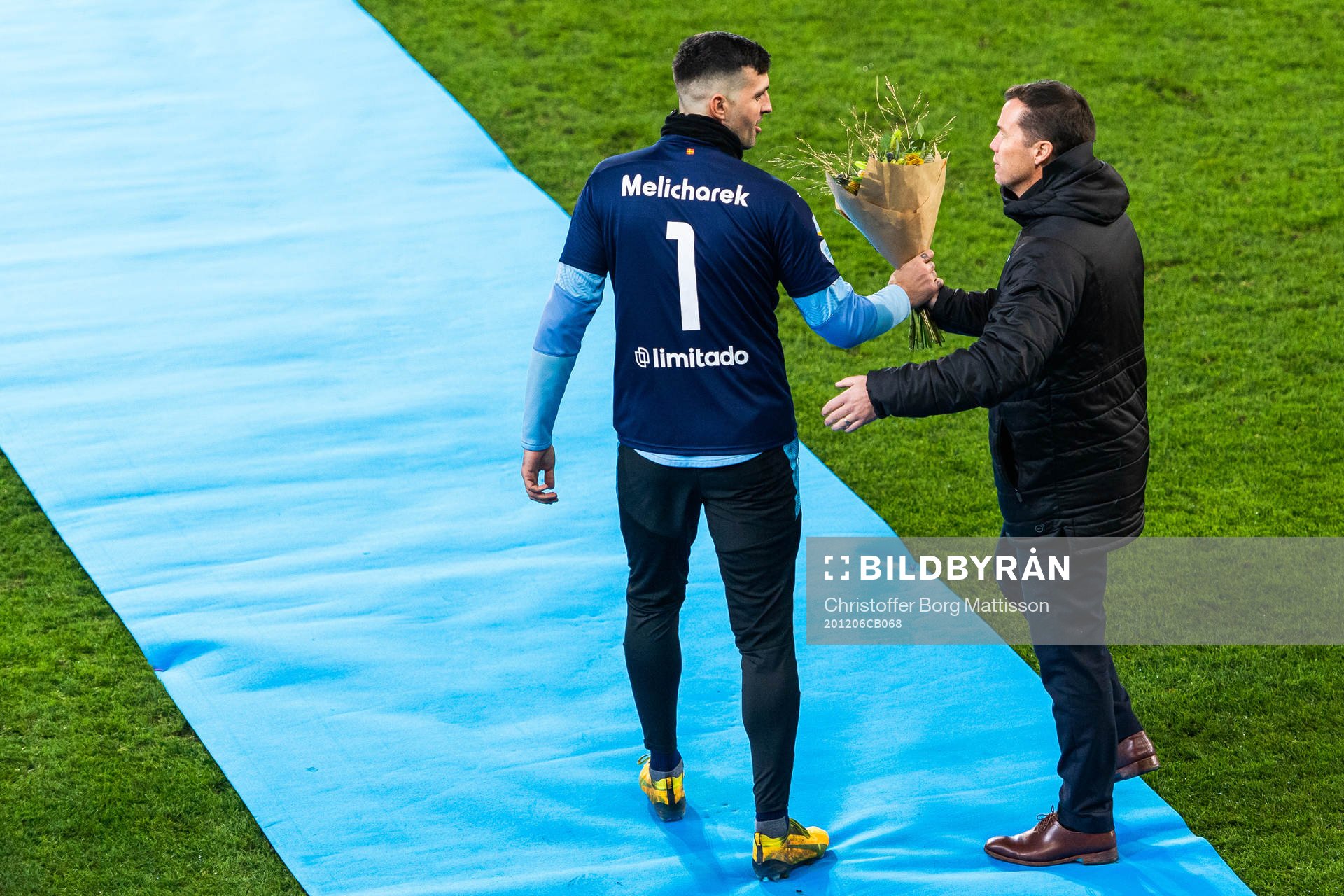Malmö FFs målvakt Dusan Melicharek får blommor av