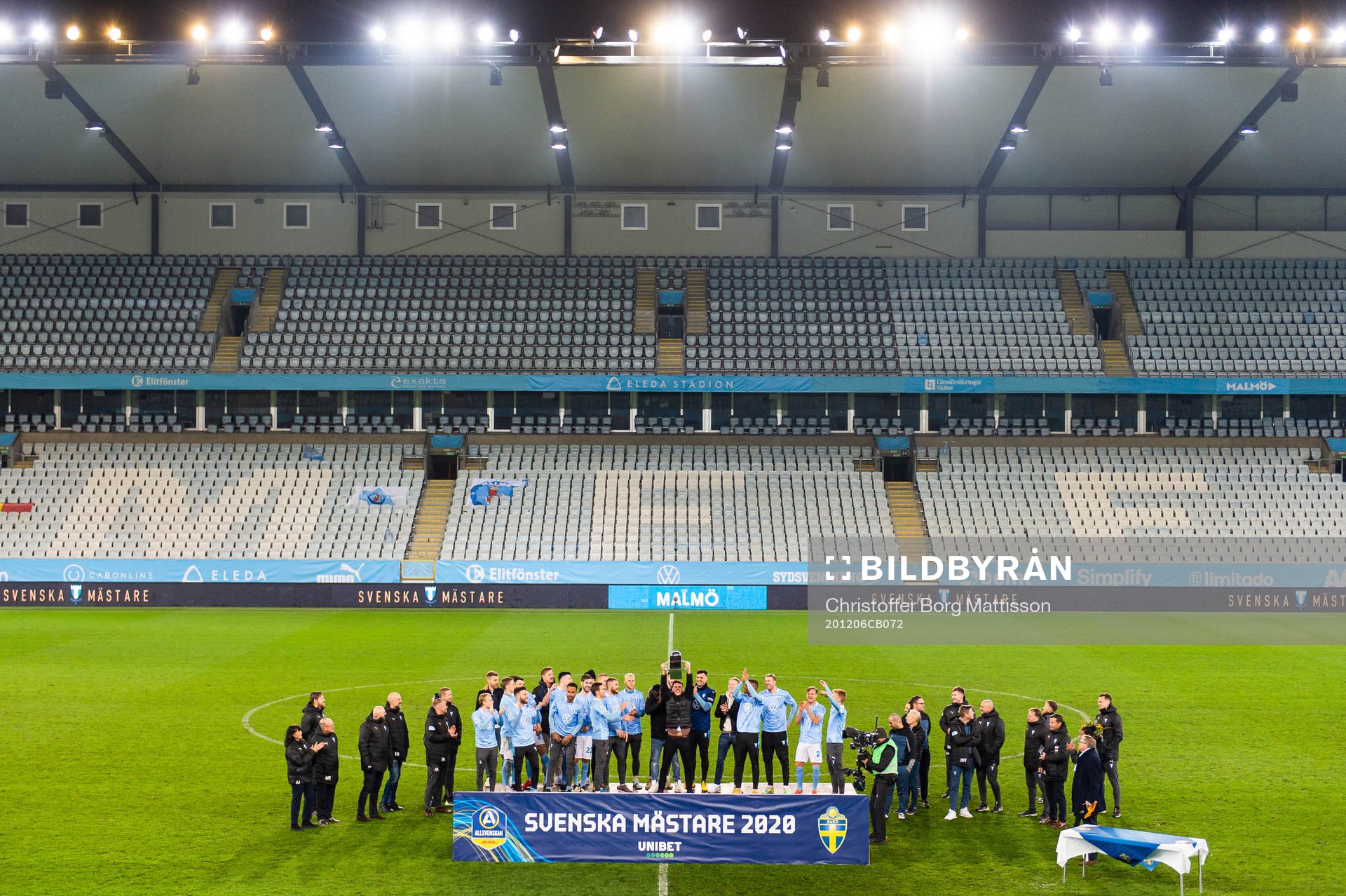 Malmö FFs spelare jublar och lyfter Lennart Johansson pokal