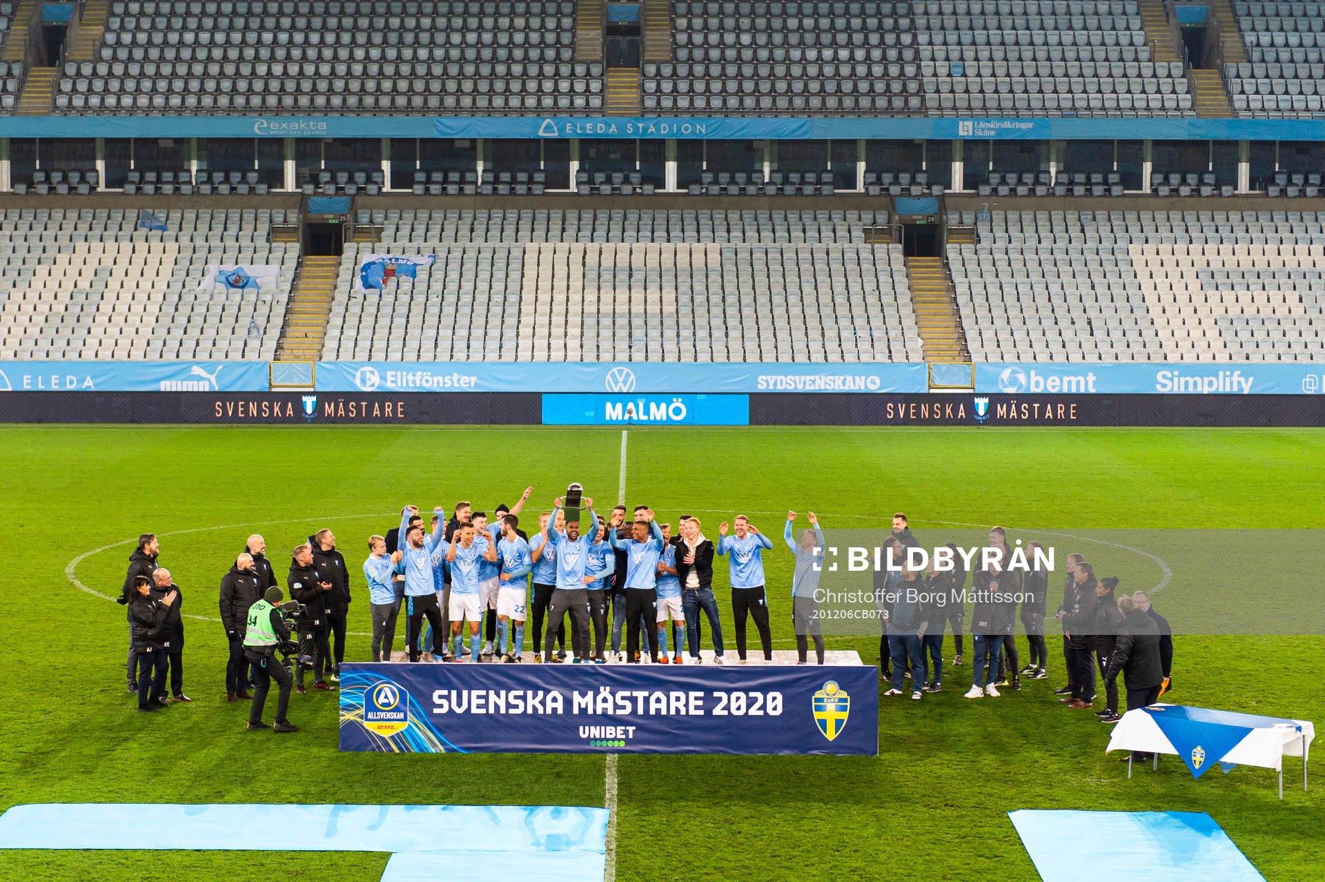 Malmö FFs spelare jublar och lyfter Lennart Johansson pokal