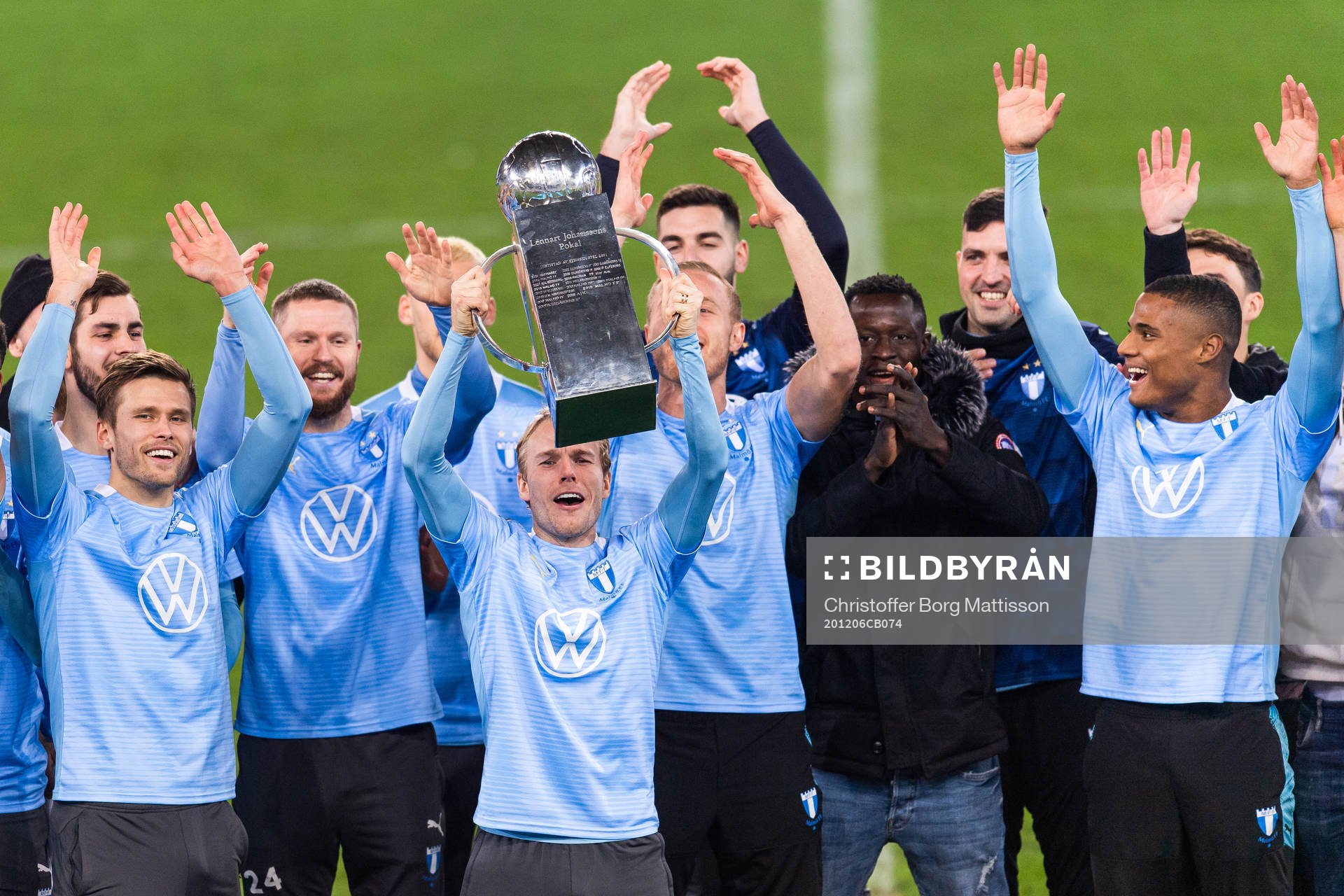 Malmö FFs Oscar Lewicki jublar och lyfter Lennart