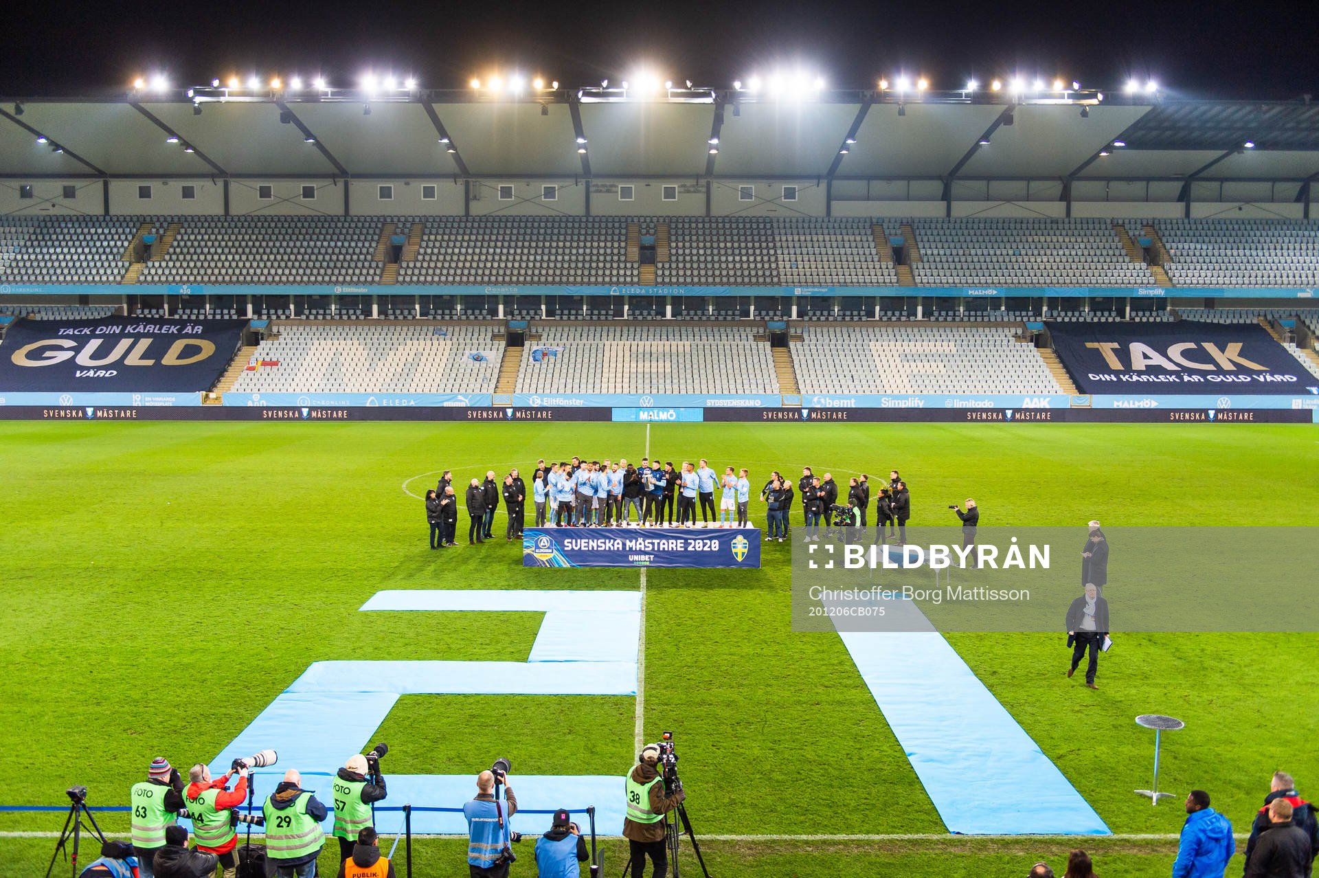Malmö FFs spelare jublar och lyfter Lennart Johansson pokal