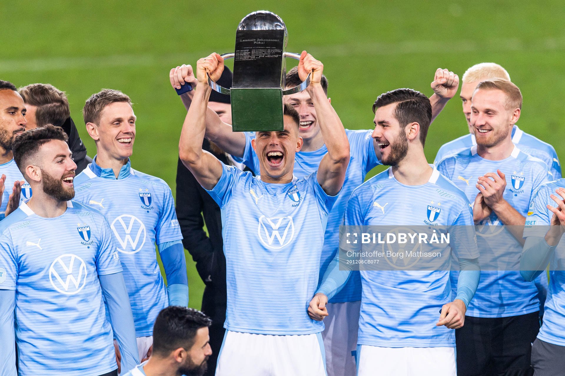 Malmö FFs Jonas Knudsen jublar och lyfter Lennart