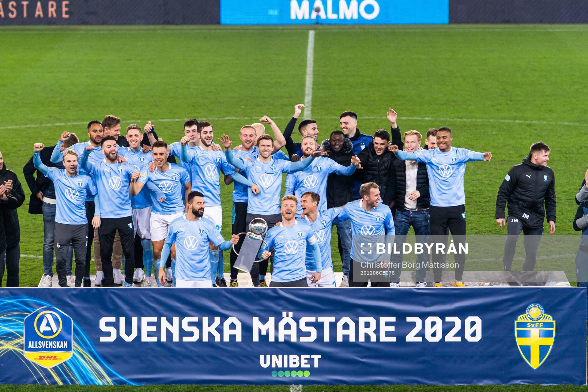Malmö FFs Behrang Safari och Anders Christiansen jublar och lyfter Lennart Johansson pokal under prisutdelningen efter fotbollsmatchen i Allsvenskan mellan Malmö FF och Östersund den 6 december 2020 i Malmö.