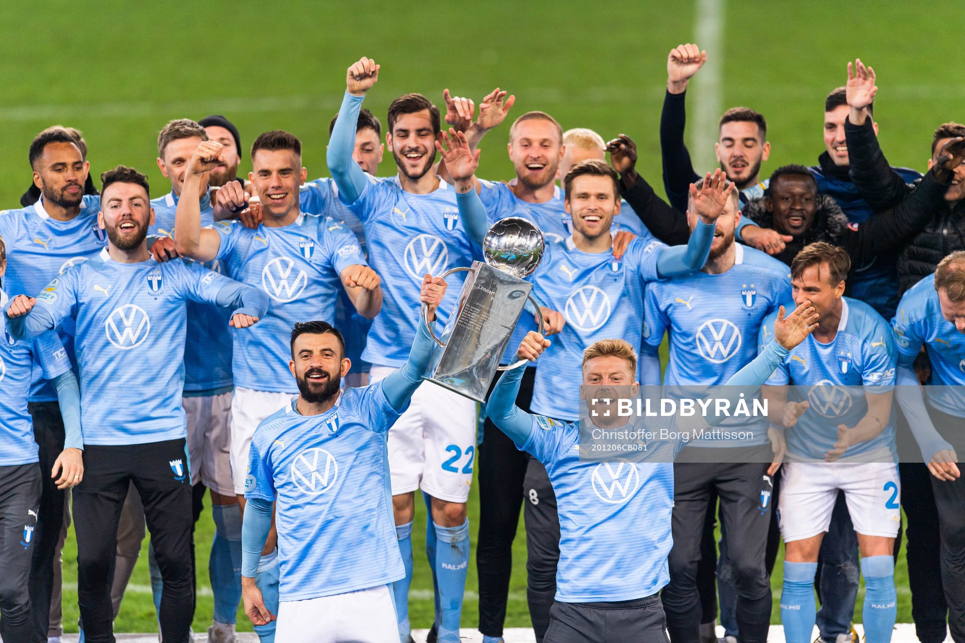 Malmö FFs Behrang Safari och Anders Christiansen jublar och lyfter Lennart Johansson pokal under prisutdelningen efter fotbollsmatchen i Allsvenskan mellan Malmö FF och Östersund den 6 december 2020 i Malmö.