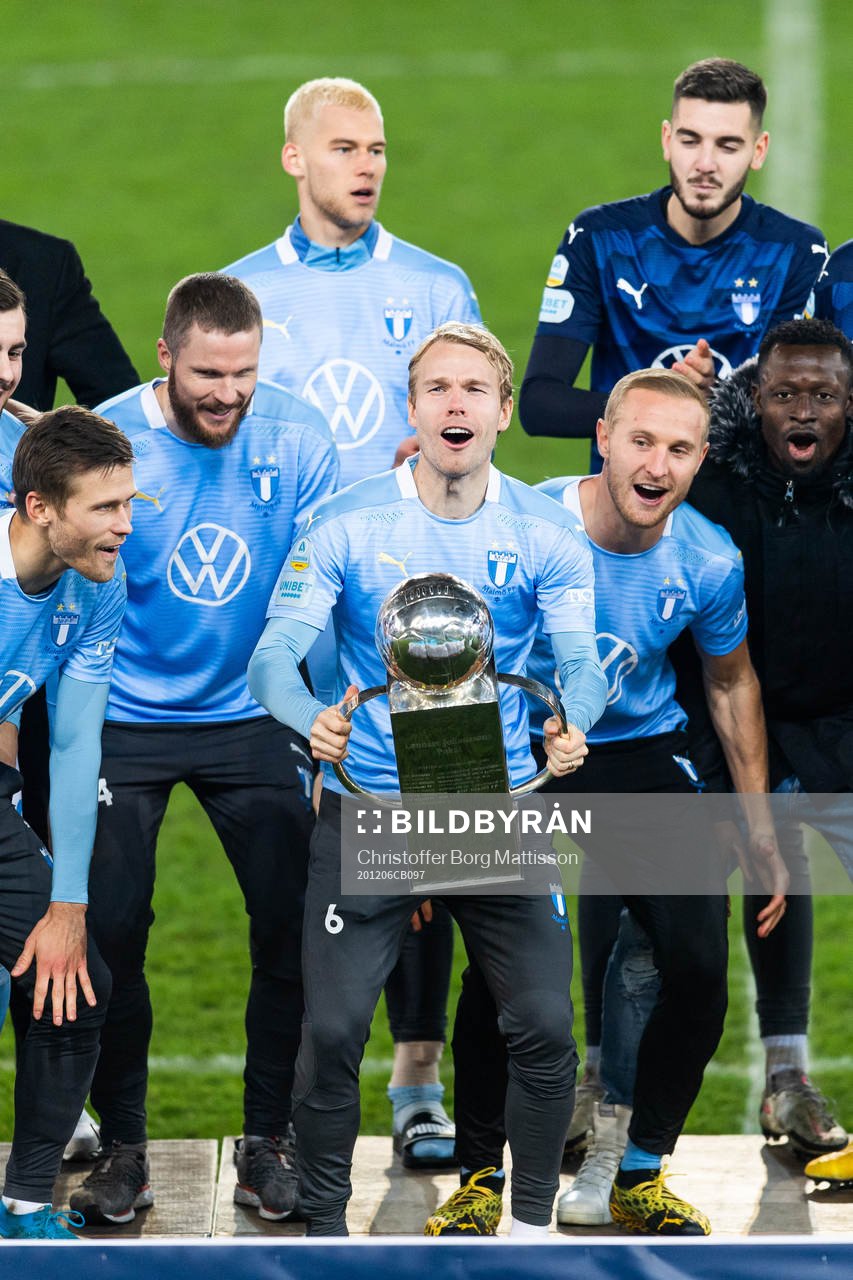 Malmö FFs Oscar Lewicki lyfter Lennart Johanssons pokal